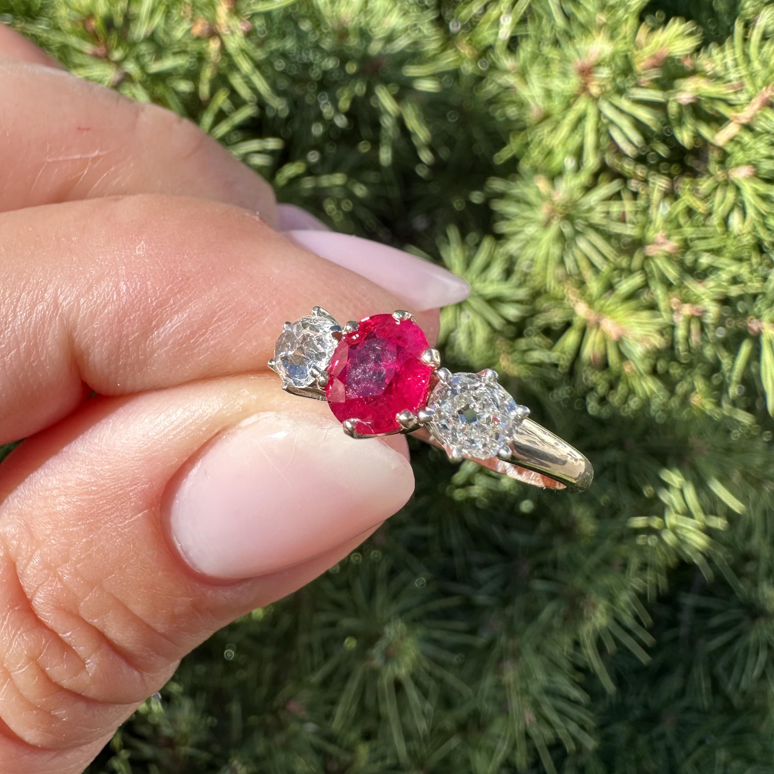 Vintage Solid Gold GIA 1.91ctw Burma Ruby Old Mine Cut Diamond 3 Stein Ring im Angebot 10