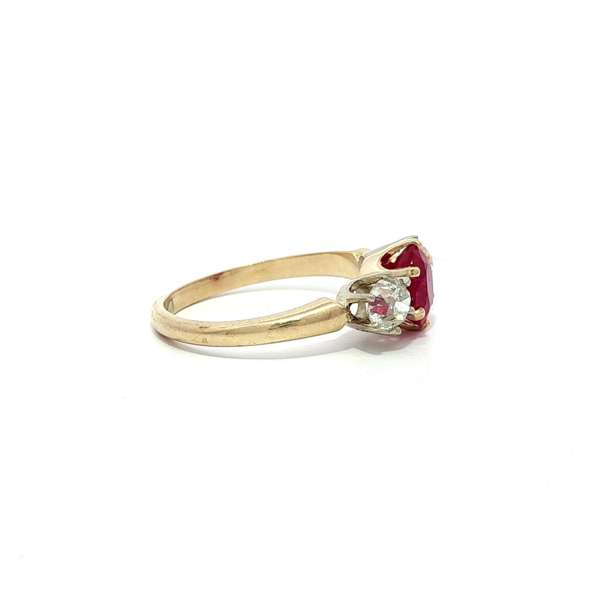 Vintage Solid Gold GIA 1.91ctw Burma Ruby Old Mine Cut Diamond 3 Stein Ring im Angebot 1