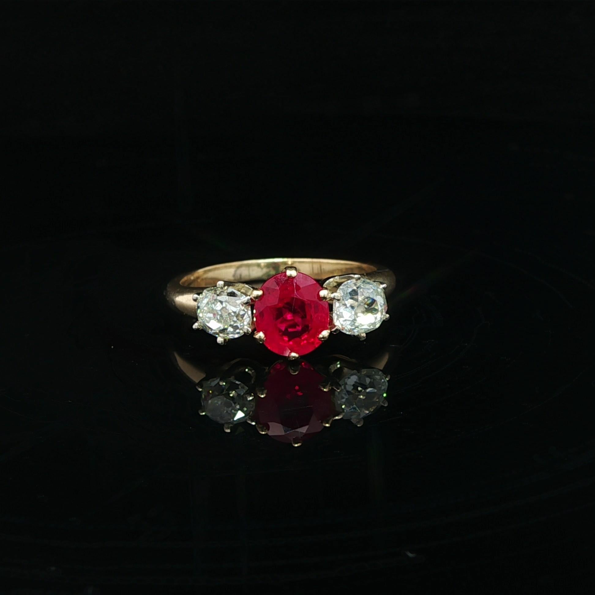 Vintage Solid Gold GIA 1.91ctw Burma Ruby Old Mine Cut Diamond 3 Stein Ring im Angebot 2