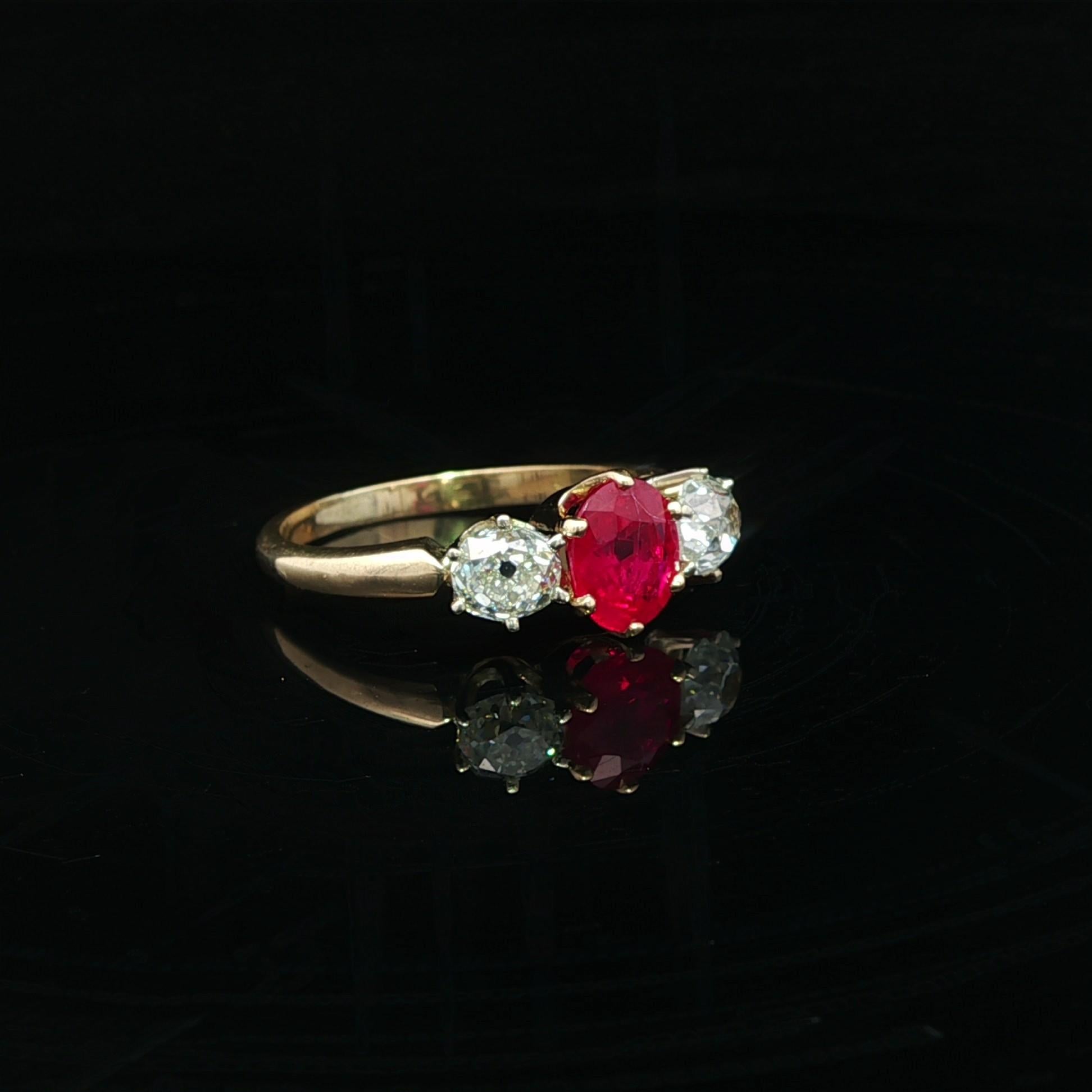 Vintage Solid Gold GIA 1.91ctw Burma Ruby Old Mine Cut Diamond 3 Stein Ring im Angebot 3