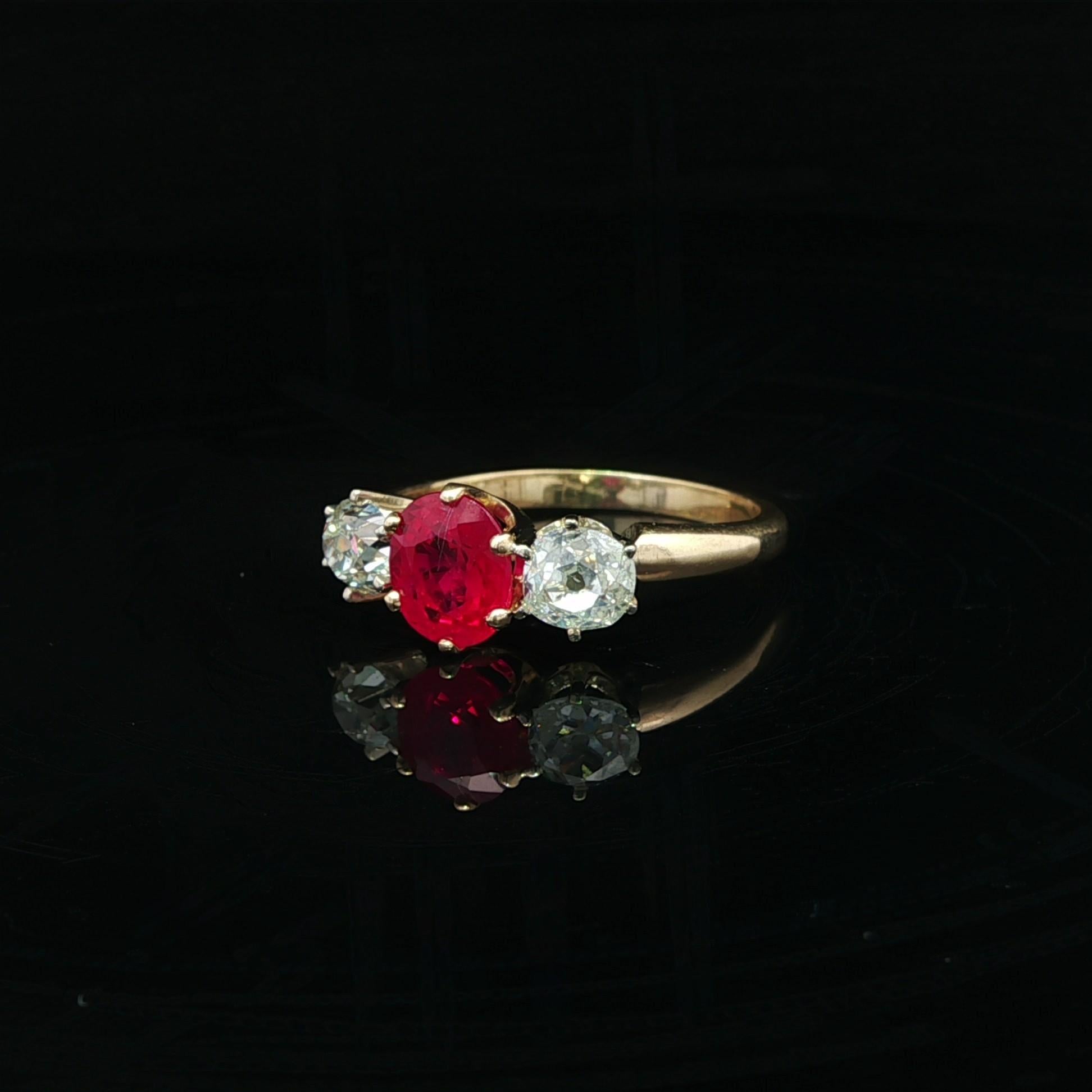 Vintage Solid Gold GIA 1.91ctw Burma Ruby Old Mine Cut Diamond 3 Stein Ring im Angebot 4