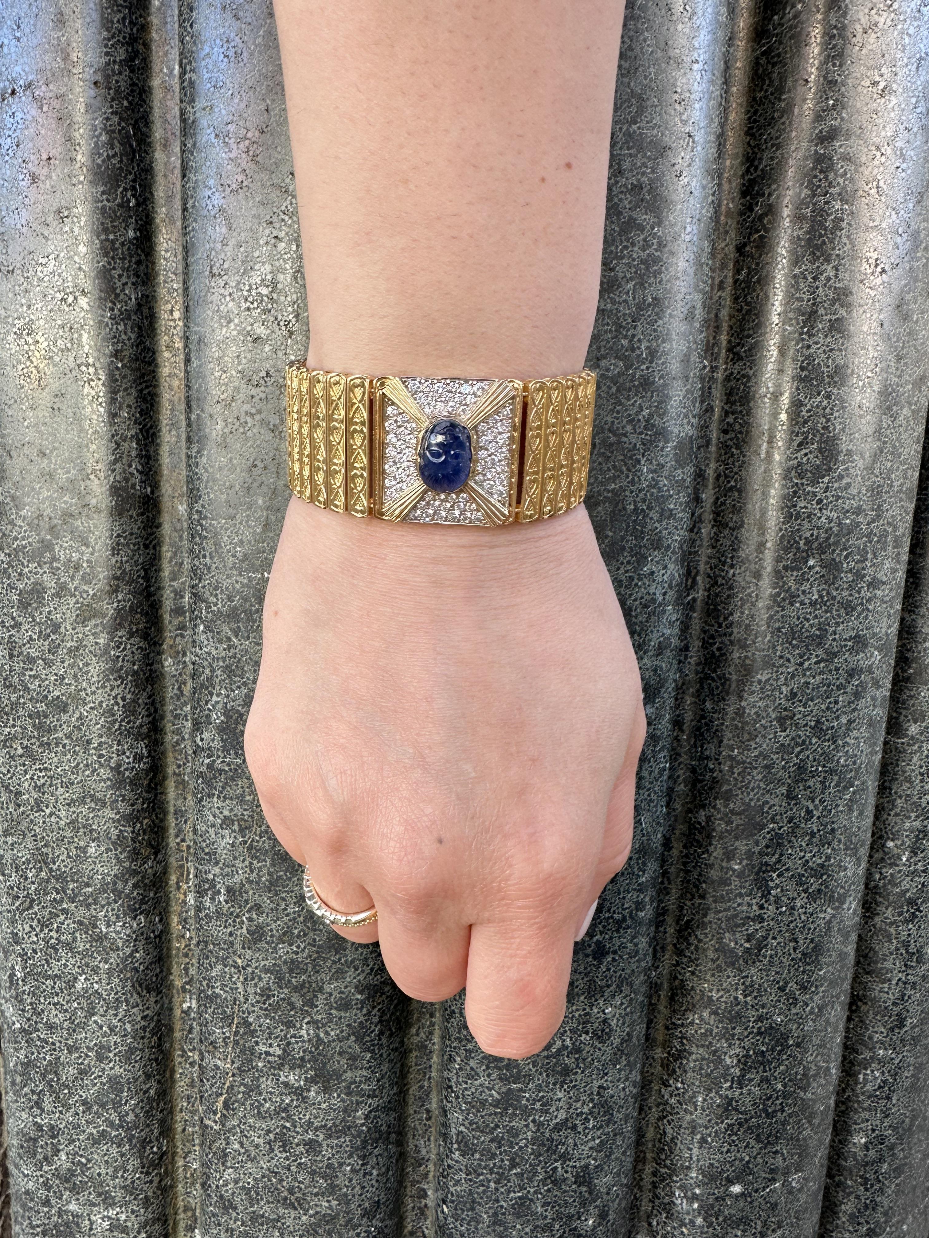 Bracelet vintage à larges lanière en or massif avec saphir sculpté GIA 9,8 carats et diamants Excellent état - En vente à Montclair, NJ