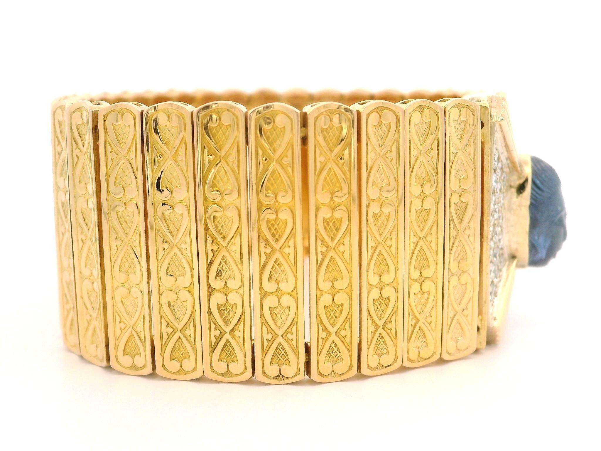 Bracelet vintage à larges lanière en or massif avec saphir sculpté GIA 9,8 carats et diamants Pour femmes en vente