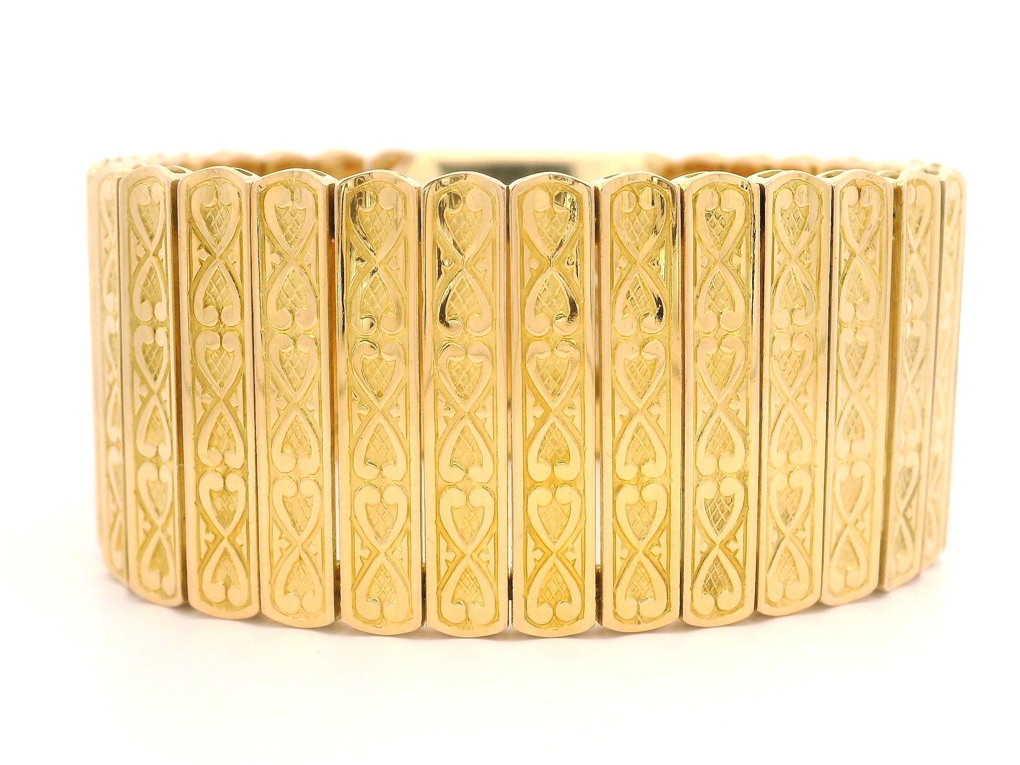Bracelet vintage à larges lanière en or massif avec saphir sculpté GIA 9,8 carats et diamants en vente 1