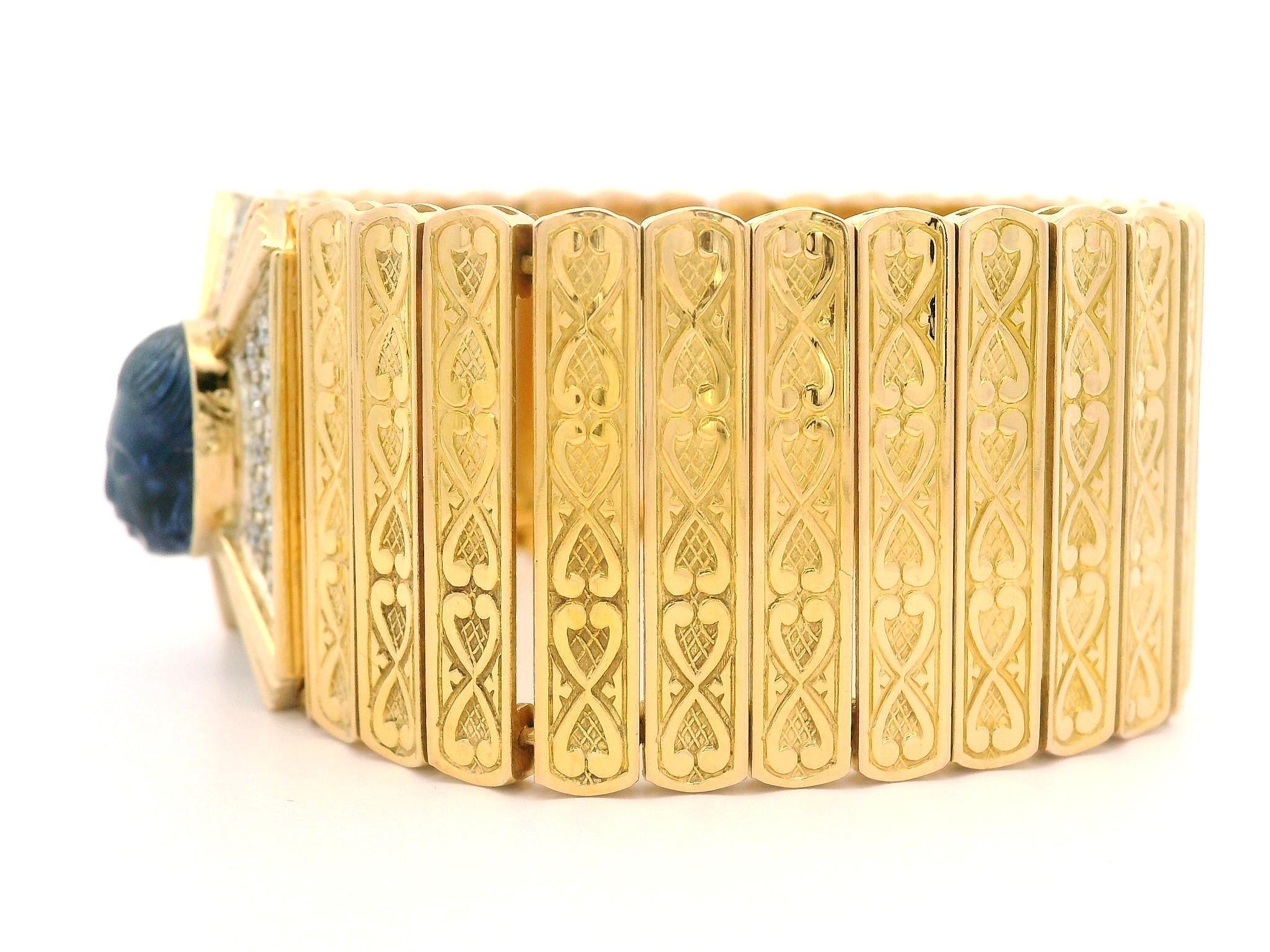 Bracelet vintage à larges lanière en or massif avec saphir sculpté GIA 9,8 carats et diamants en vente 2