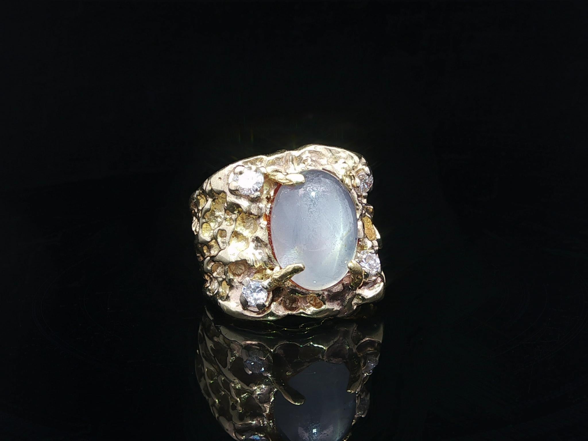 Taille cabochon Vintage Solid Gold Men's Star Sapphire Diamond Nugget Textured Finish Band Ring en vente