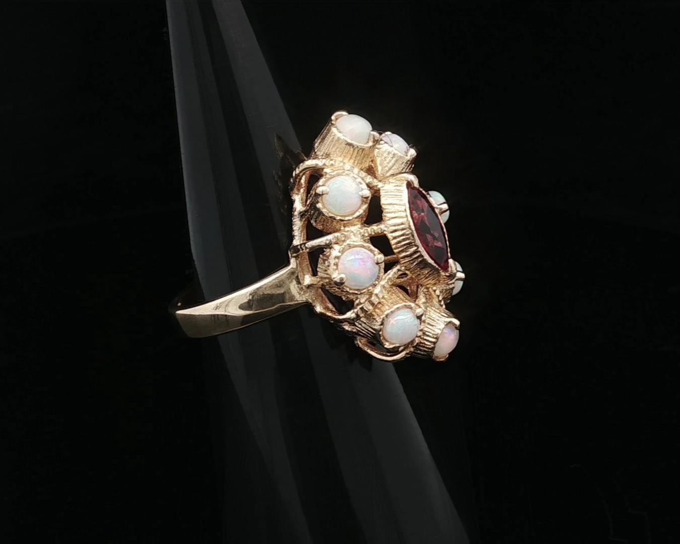 Vintage Solid Gold Opal w/ Rhodolite Garnet Textured Marquise Shape Ring en venta 5