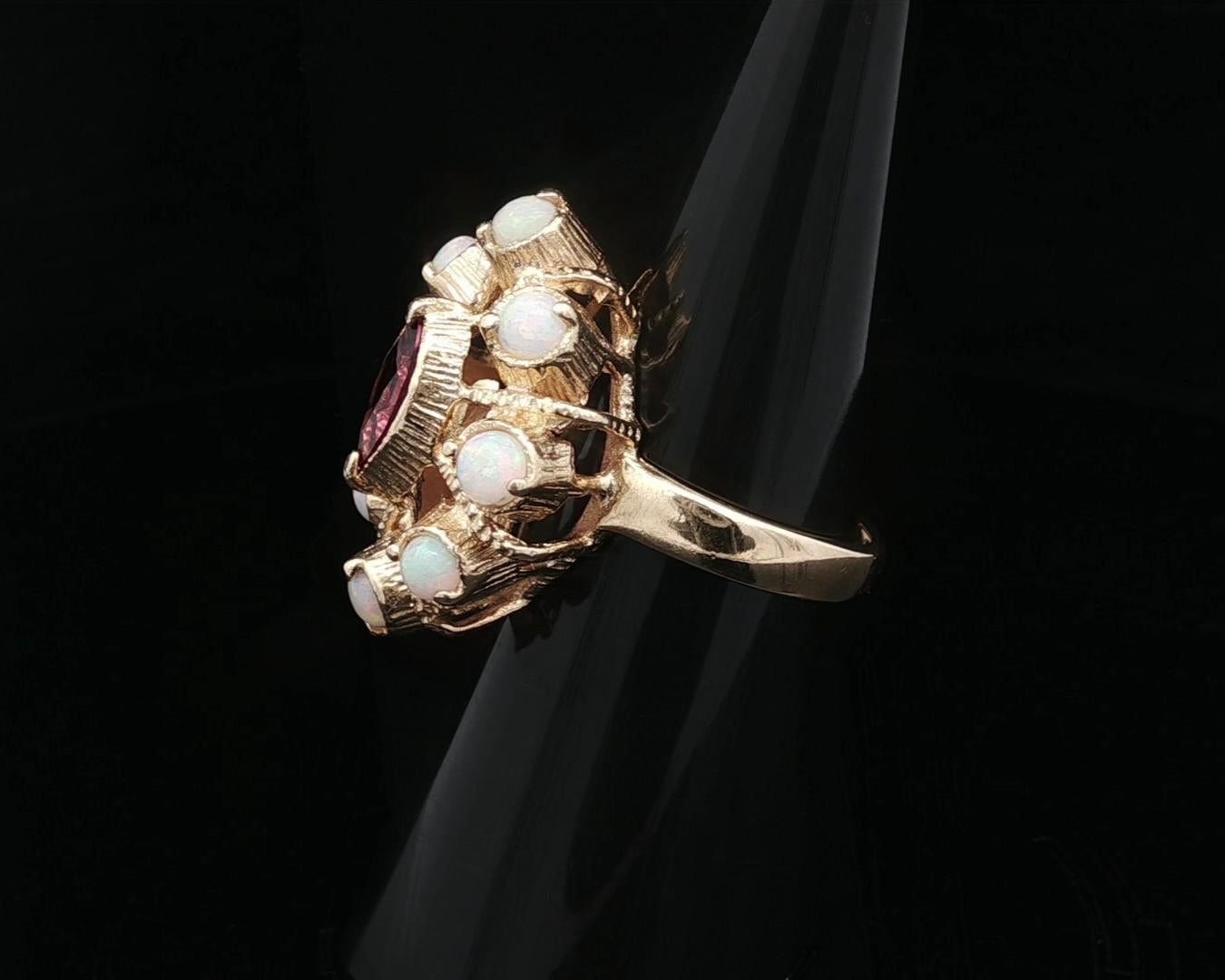 Vintage Solid Gold Opal w/ Rhodolite Garnet Textured Marquise Shape Ring en venta 7