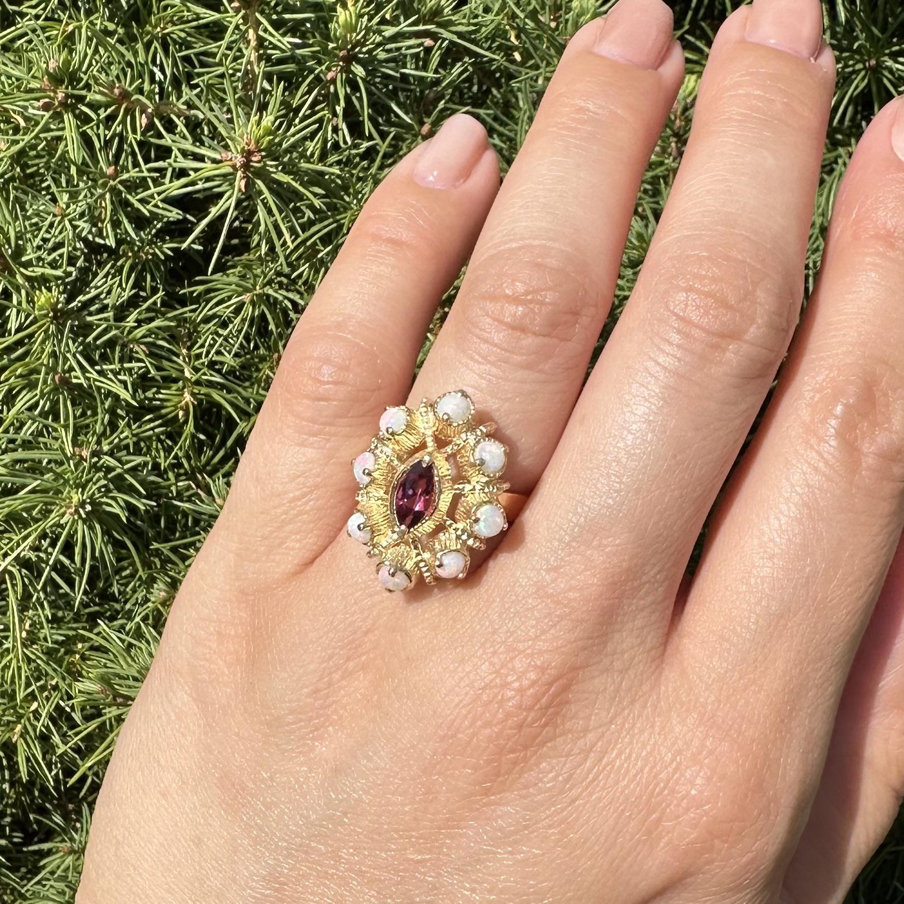 Vintage Solid Gold Opal w/ Rhodolite Garnet Textured Marquise Shape Ring en venta 8