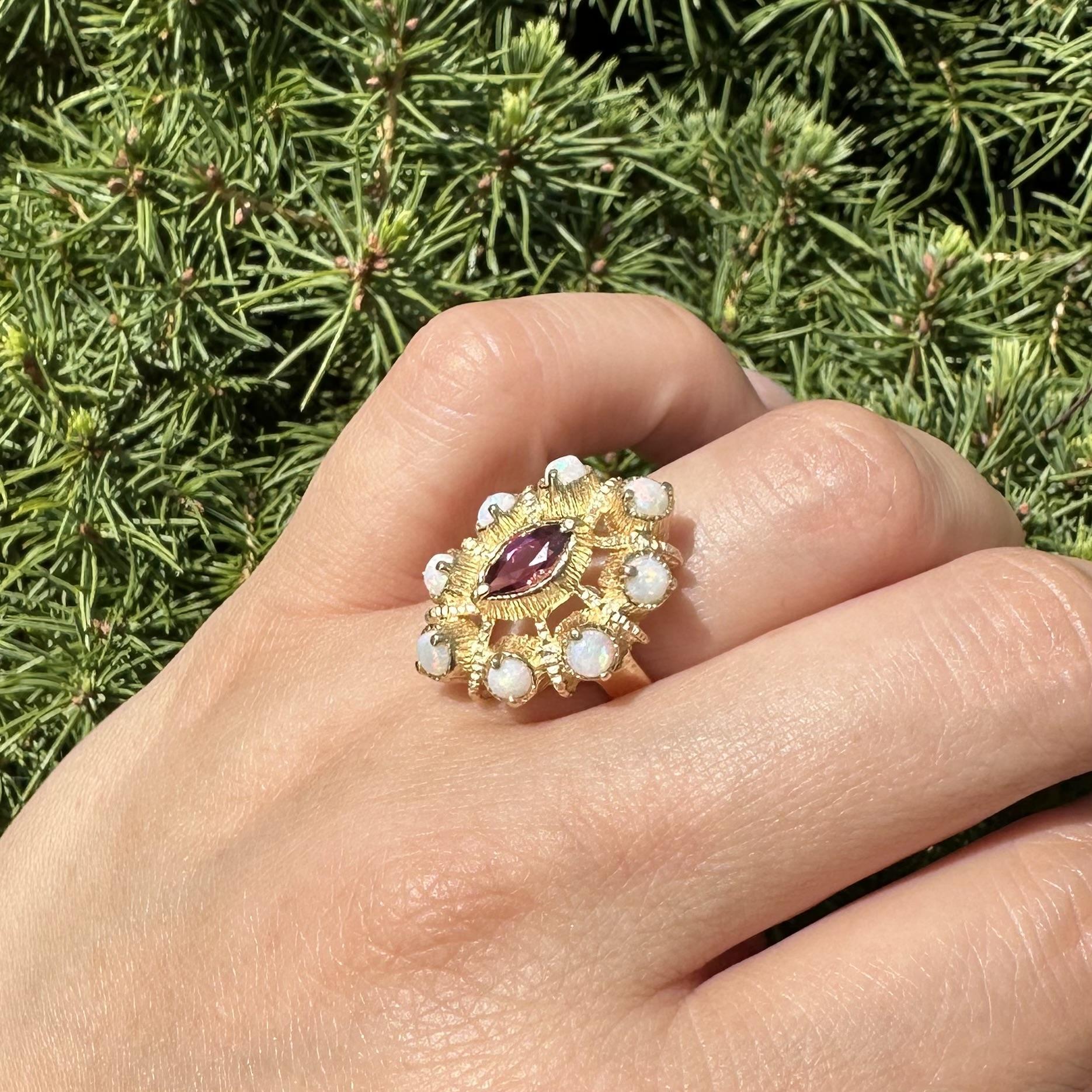 Vintage Solid Gold Opal w/ Rhodolite Garnet Textured Marquise Shape Ring en venta 9