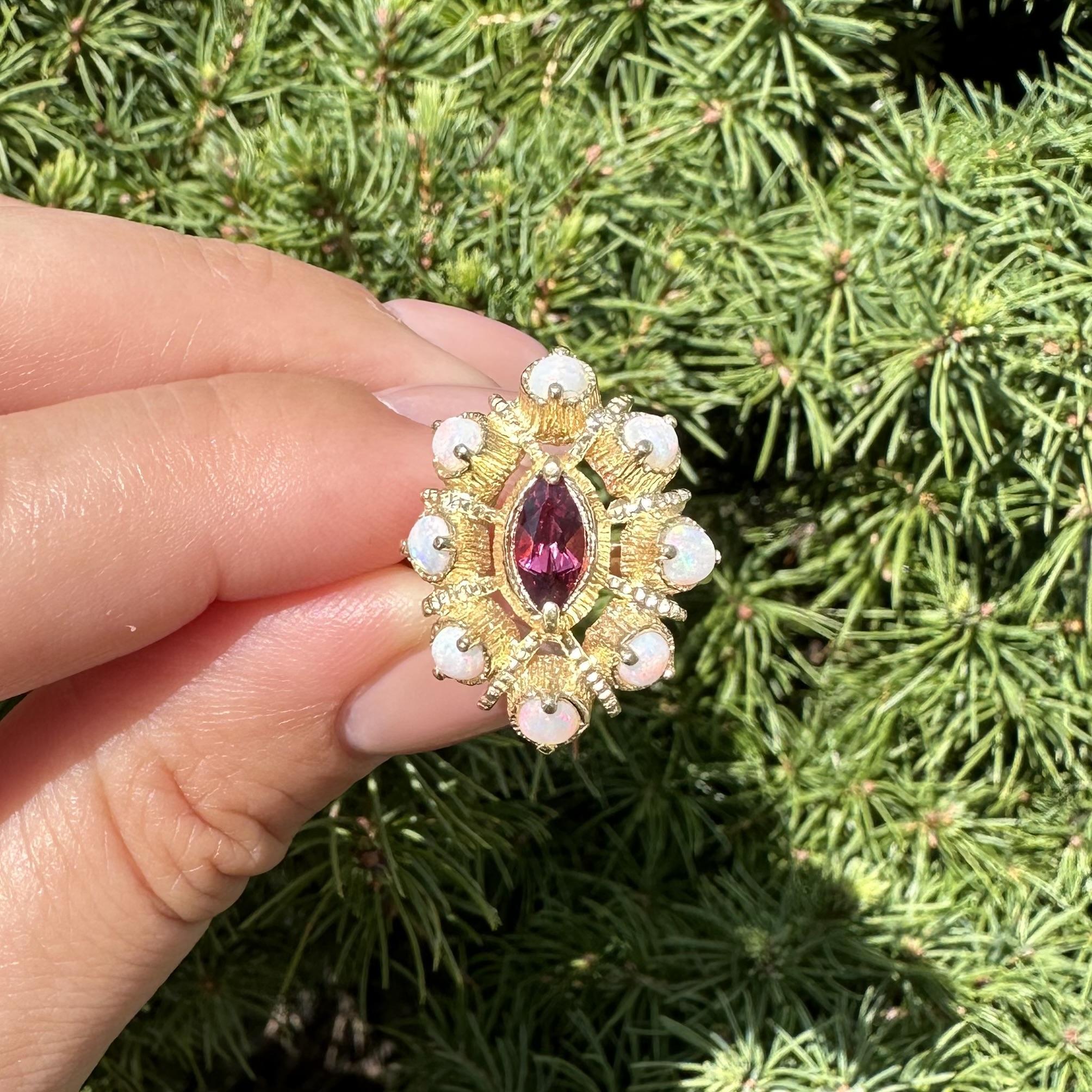 Vintage Solid Gold Opal w/ Rhodolite Garnet Textured Marquise Shape Ring en venta 10