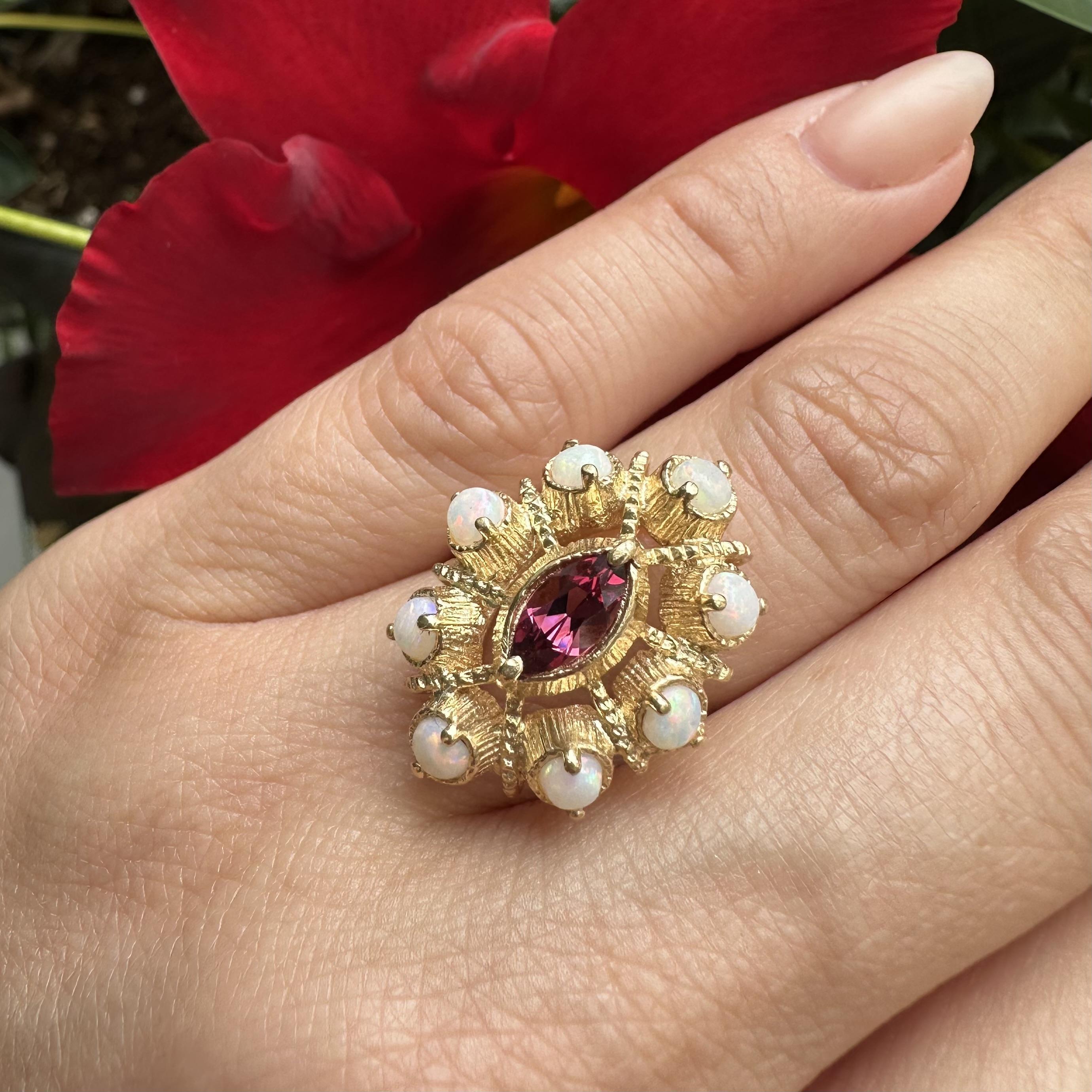 Vintage Solid Gold Opal w/ Rhodolite Garnet Textured Marquise Shape Ring en venta 11