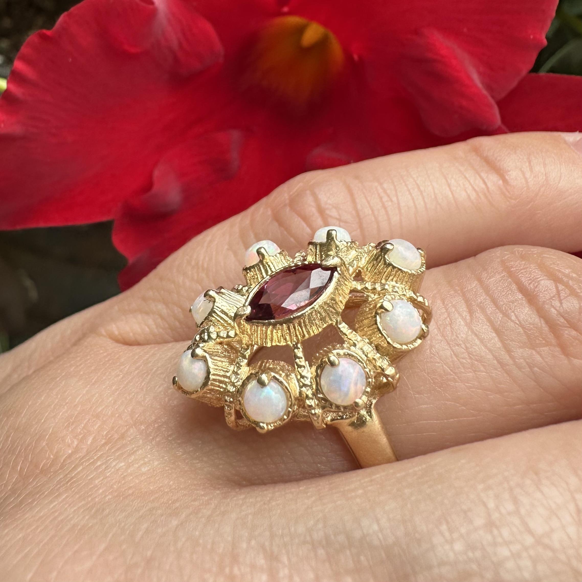 Vintage Solid Gold Opal w/ Rhodolite Garnet Textured Marquise Shape Ring en venta 12