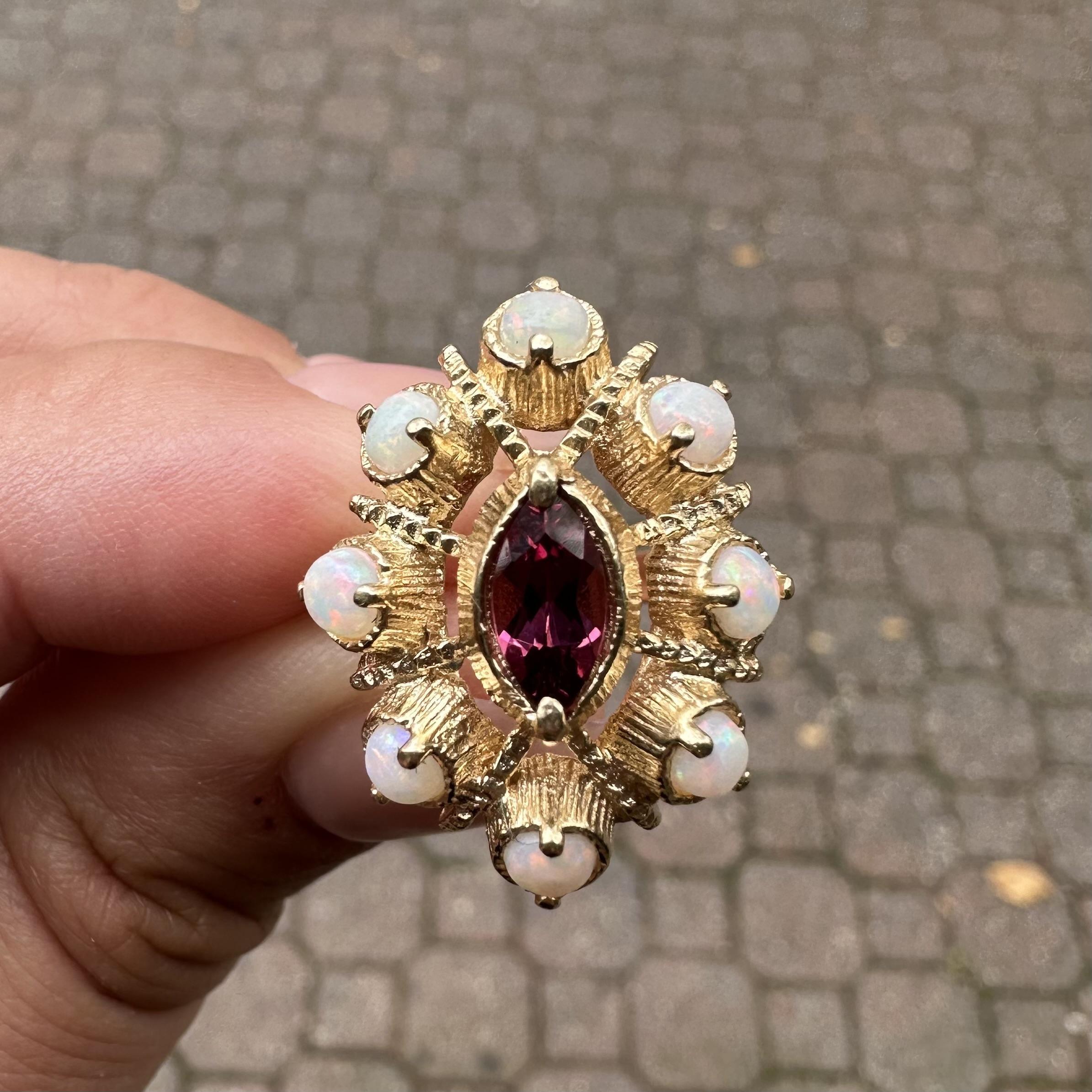 Vintage Solid Gold Opal w/ Rhodolite Garnet Textured Marquise Shape Ring en venta 13