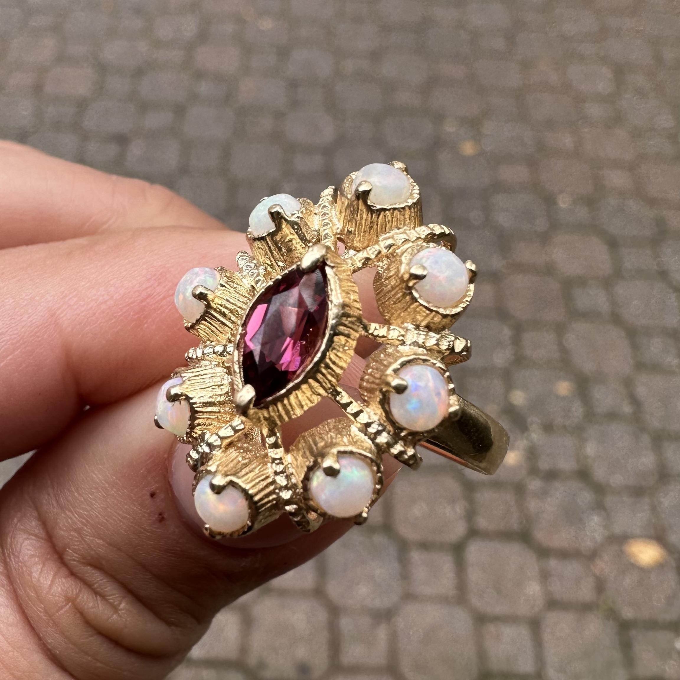 Vintage Solid Gold Opal w/ Rhodolite Garnet Textured Marquise Shape Ring en venta 14