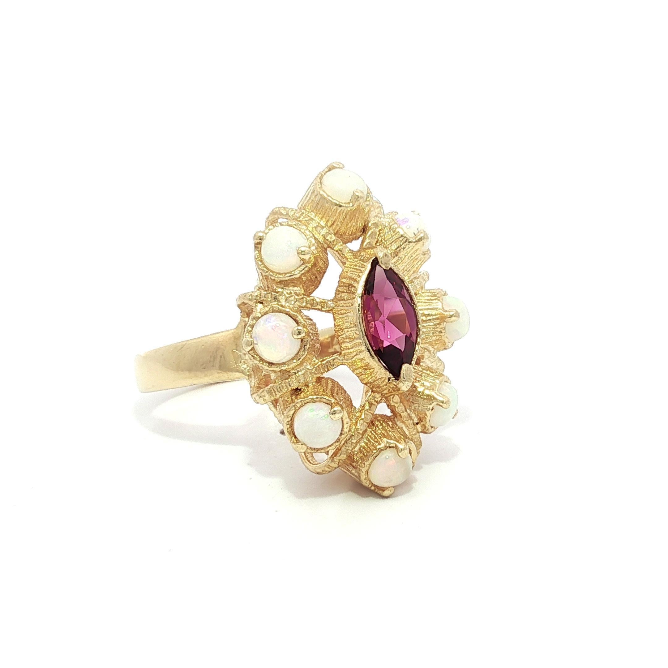 Vintage Solid Gold Opal w/ Rhodolite Garnet Textured Marquise Shape Ring Cabujón en venta