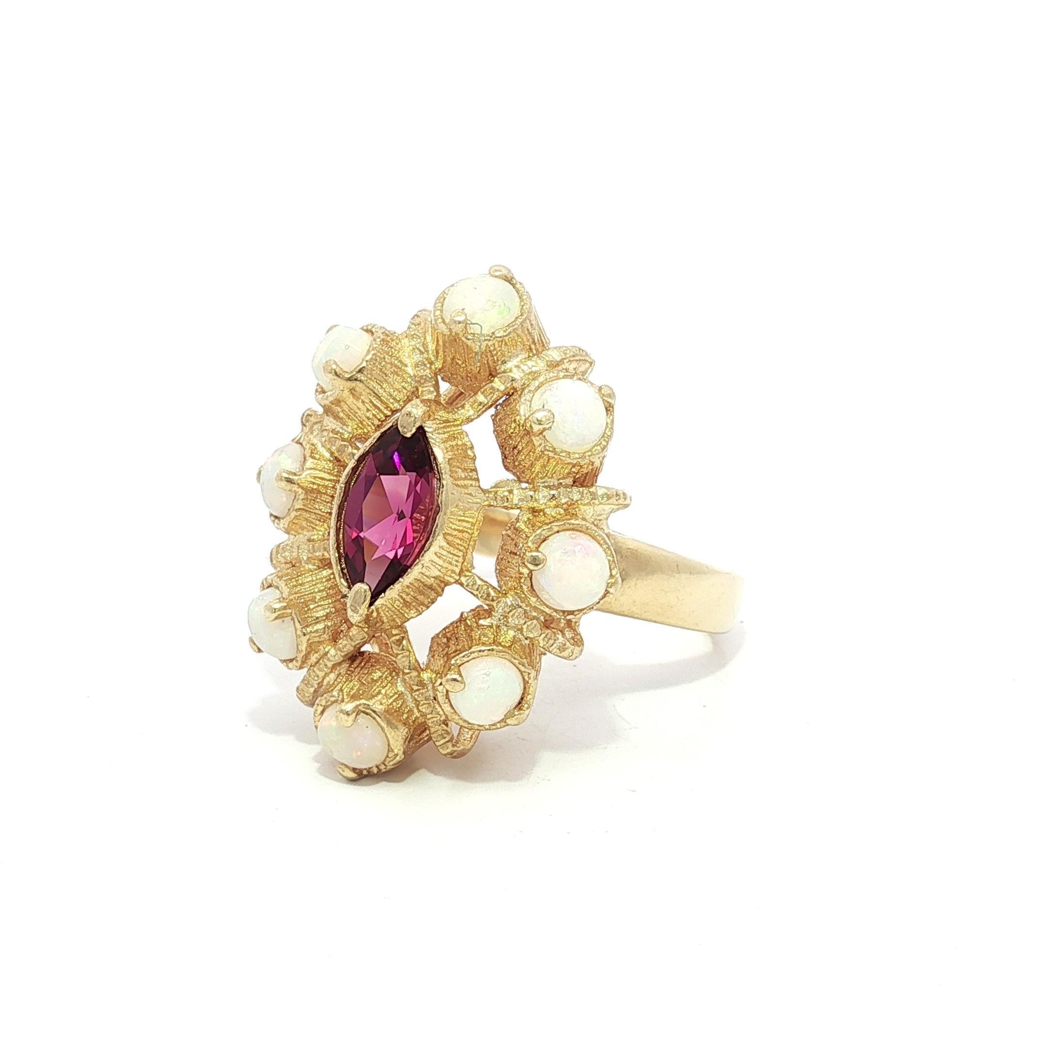 Vintage Solid Gold Opal w/ Rhodolite Garnet Textured Marquise Shape Ring en Excelente estado para la venta en Montclair, NJ