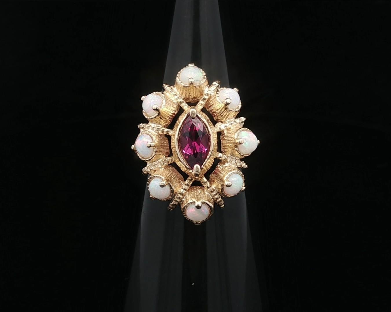 Vintage Solid Gold Opal w/ Rhodolite Garnet Textured Marquise Shape Ring en venta 3