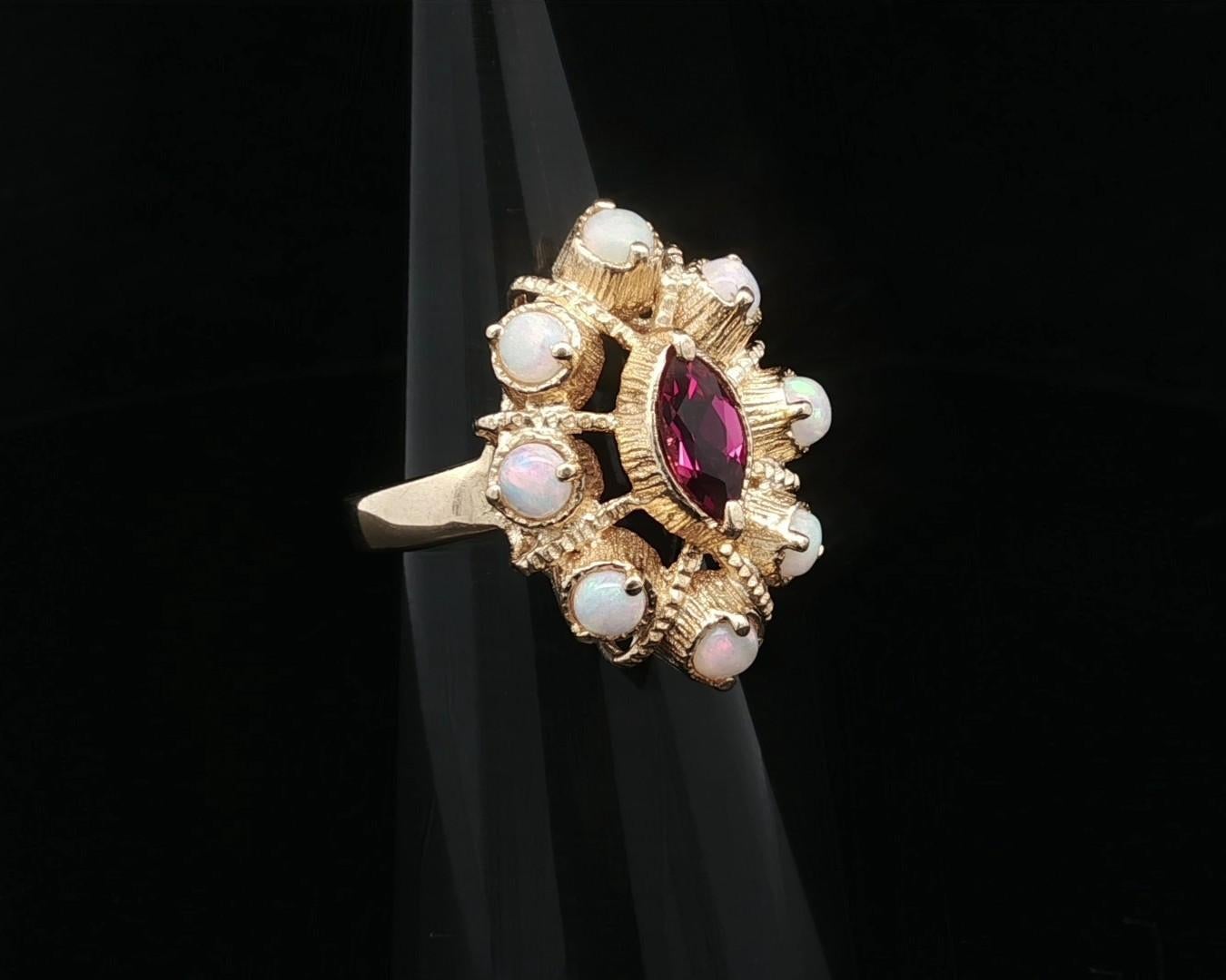 Vintage Solid Gold Opal w/ Rhodolite Garnet Textured Marquise Shape Ring en venta 4