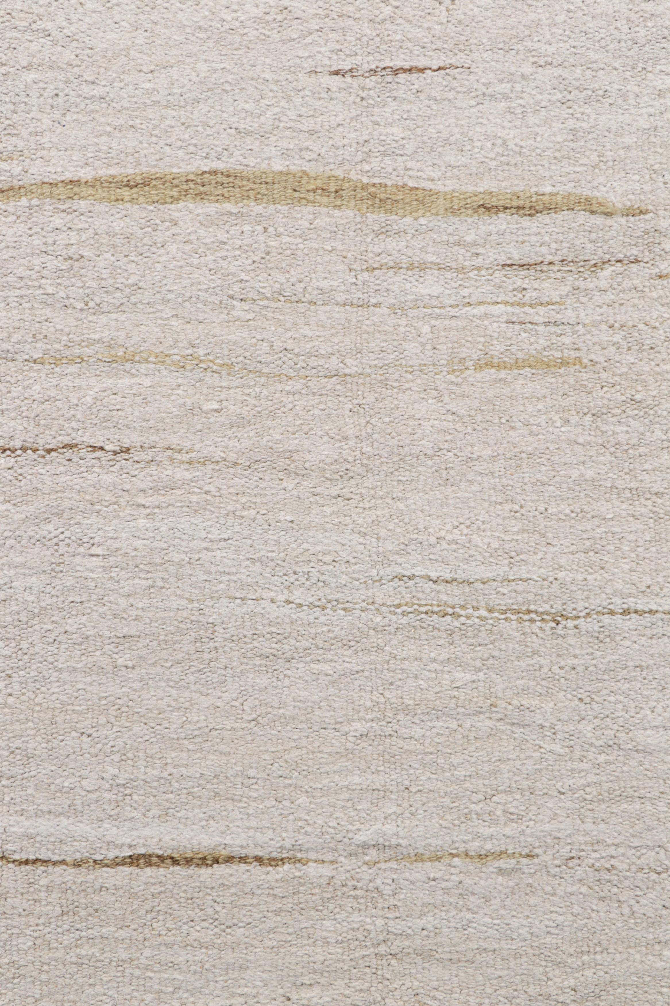 Turc Kilim vintage massif dans les tons beige et crème - Rug & Kilim en vente