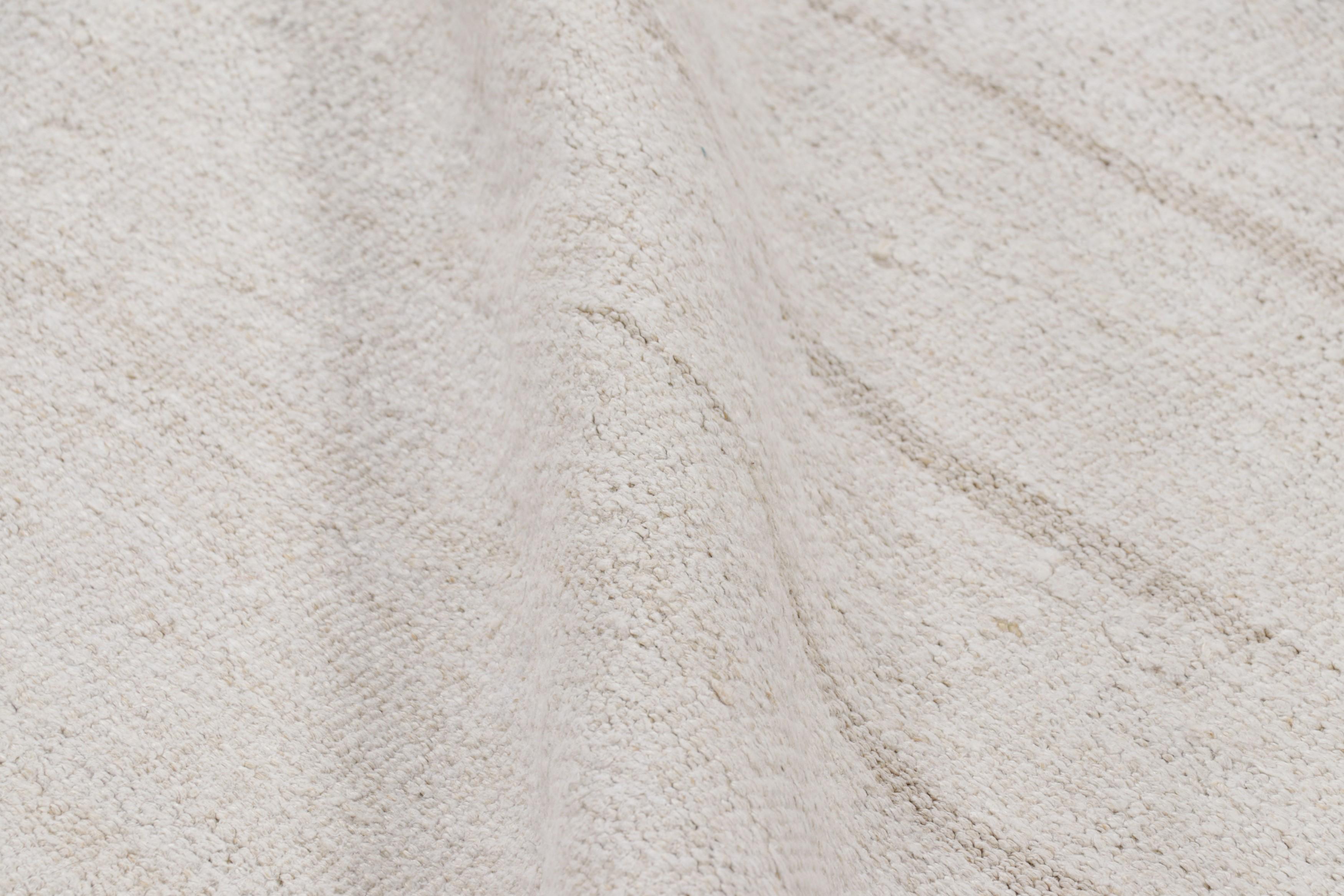 Laine Kilim vintage massif dans les tons beige et crème - Rug & Kilim en vente