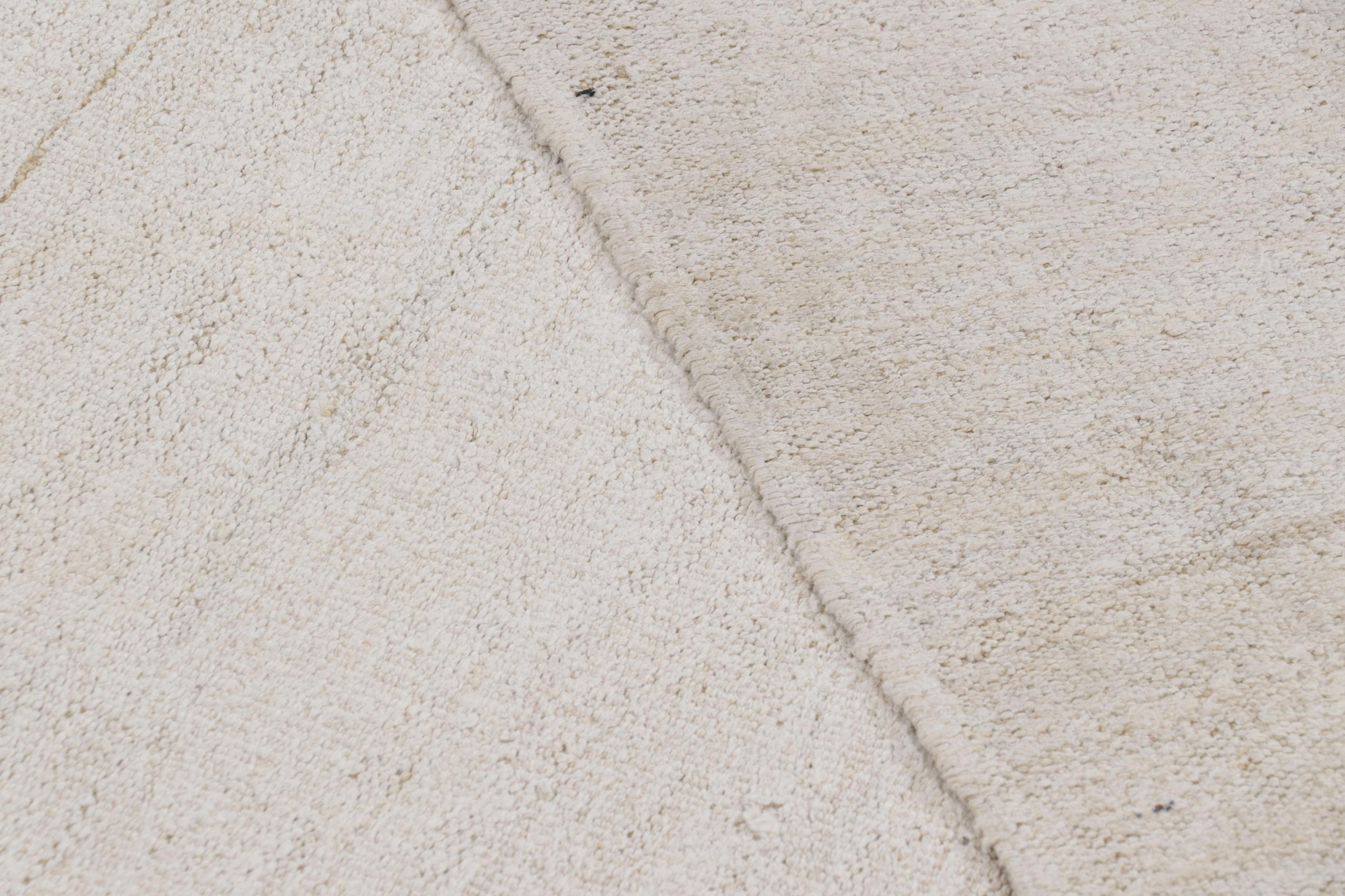 Kilim vintage massif dans les tons beige et crème - Rug & Kilim en vente 1