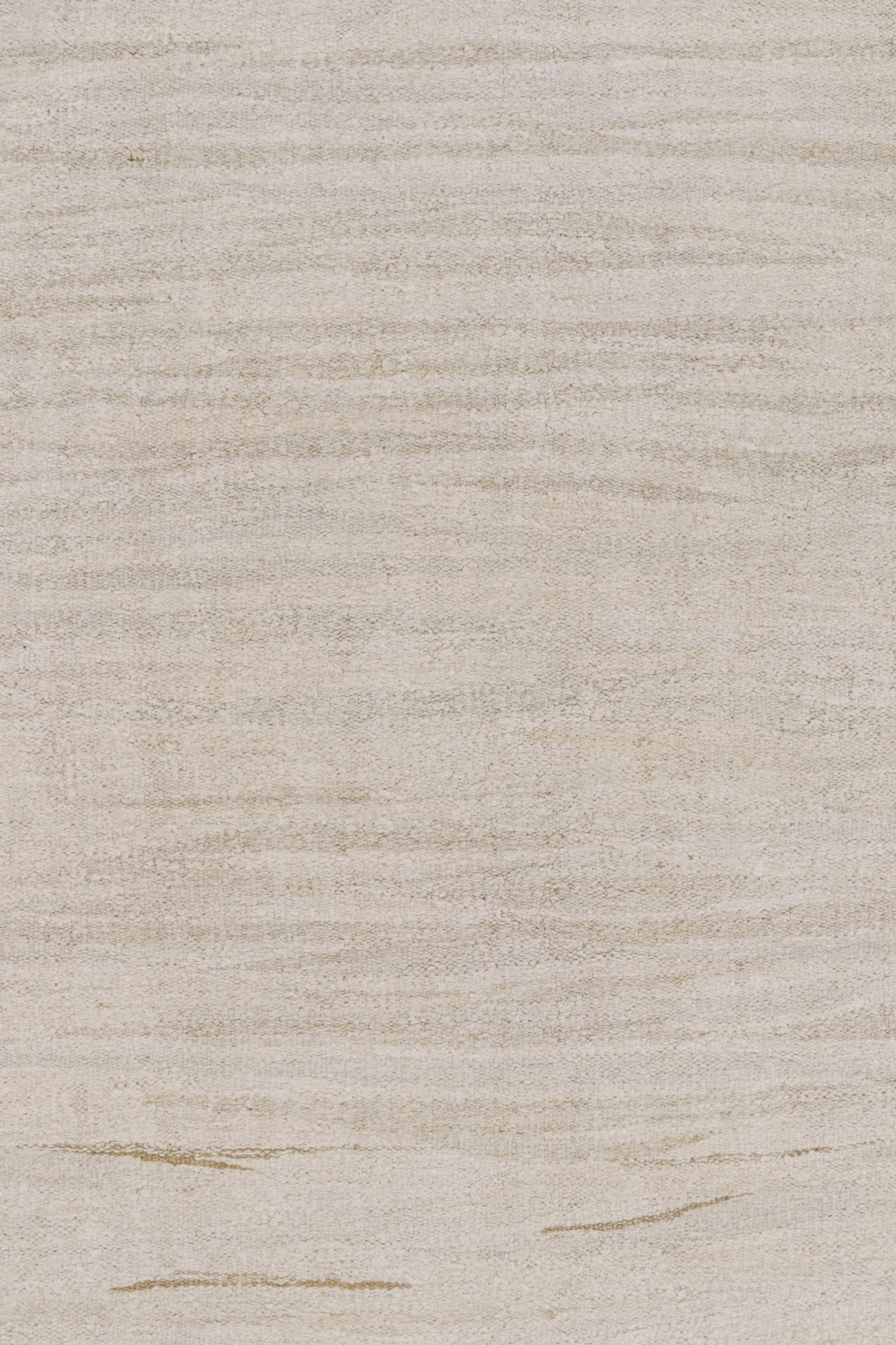 Turc Kilim vintage massif dans les tons beige, or et crème avec des rayures - Rug & Kilim en vente