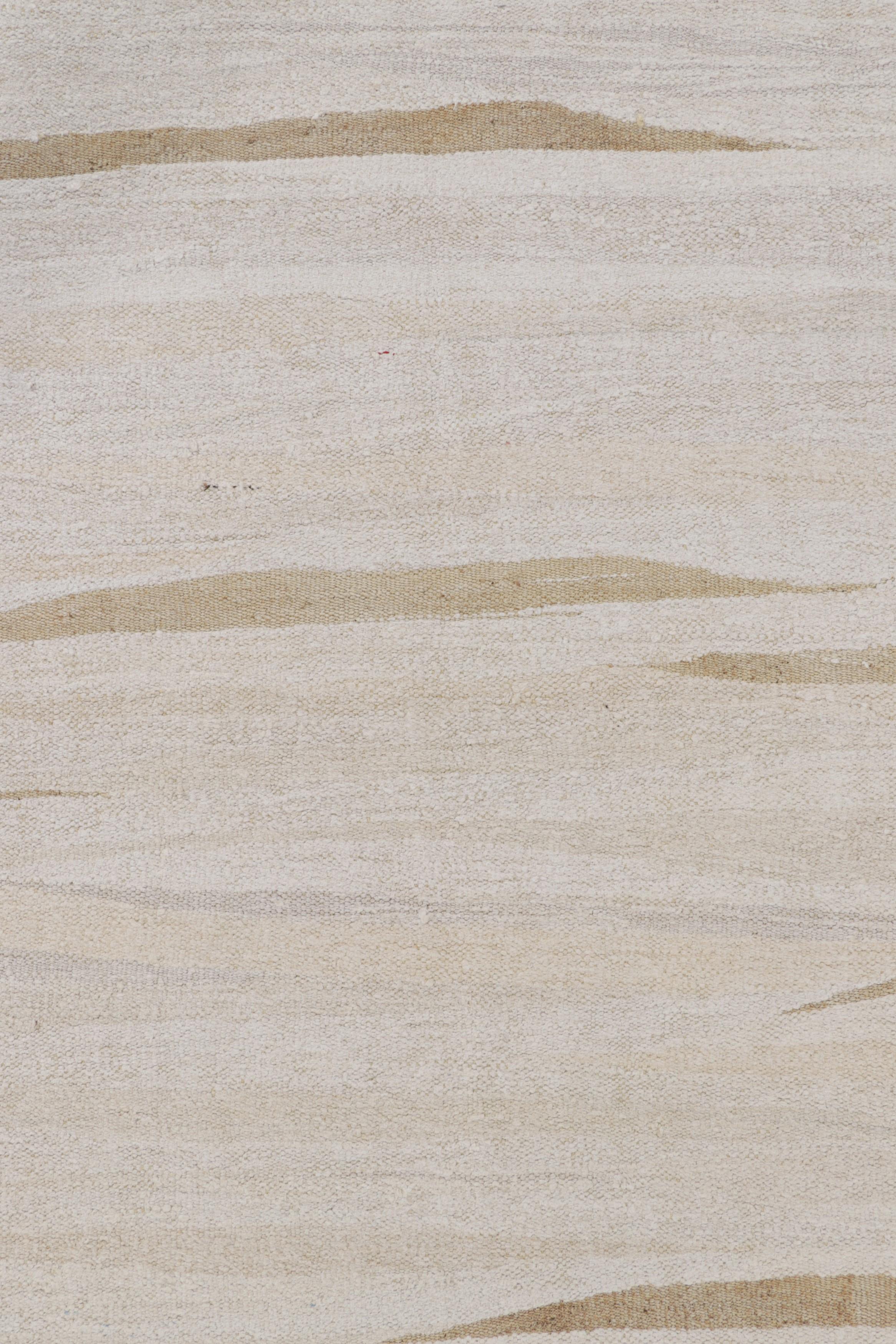 Turc Kilim vintage massif dans les tons beige, or et crème avec des rayures - Rug & Kilim en vente