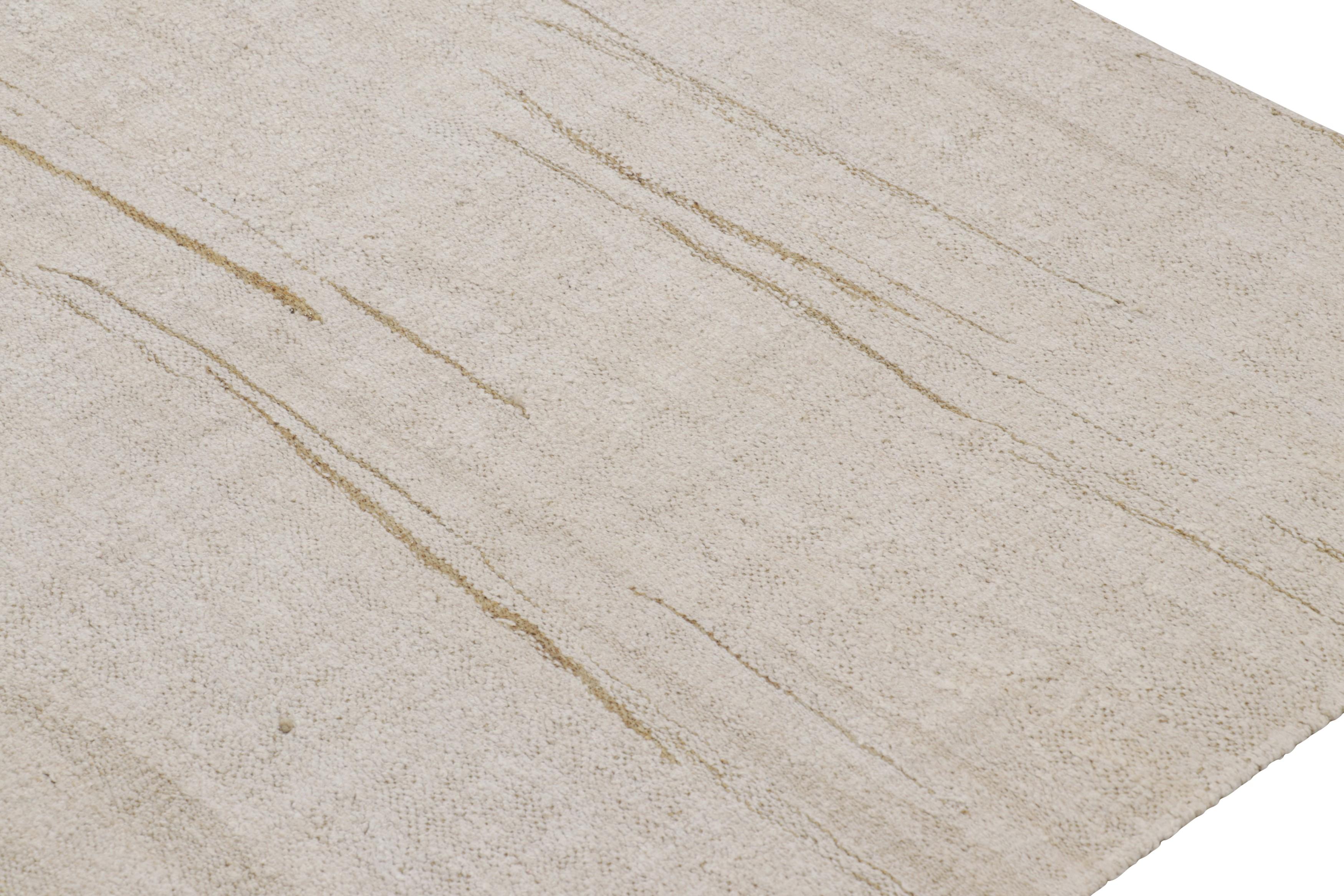 Kilim vintage massif dans les tons beige, or et crème avec des rayures - Rug & Kilim Excellent état - En vente à Long Island City, NY