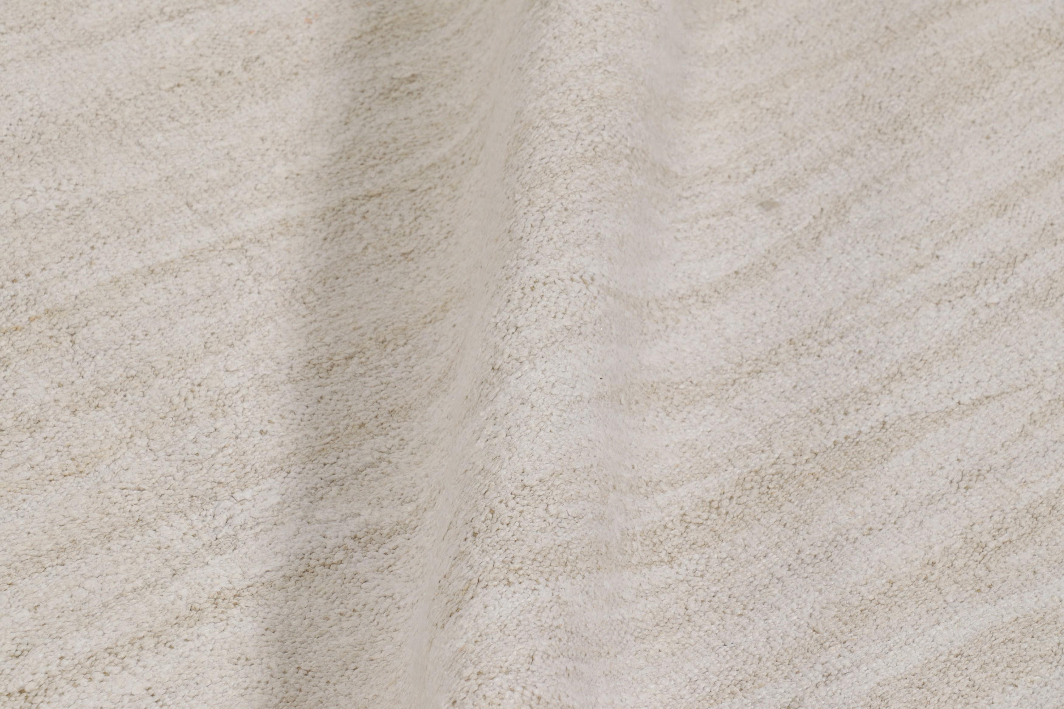 Milieu du XXe siècle Kilim vintage massif dans les tons beige, or et crème avec des rayures - Rug & Kilim en vente