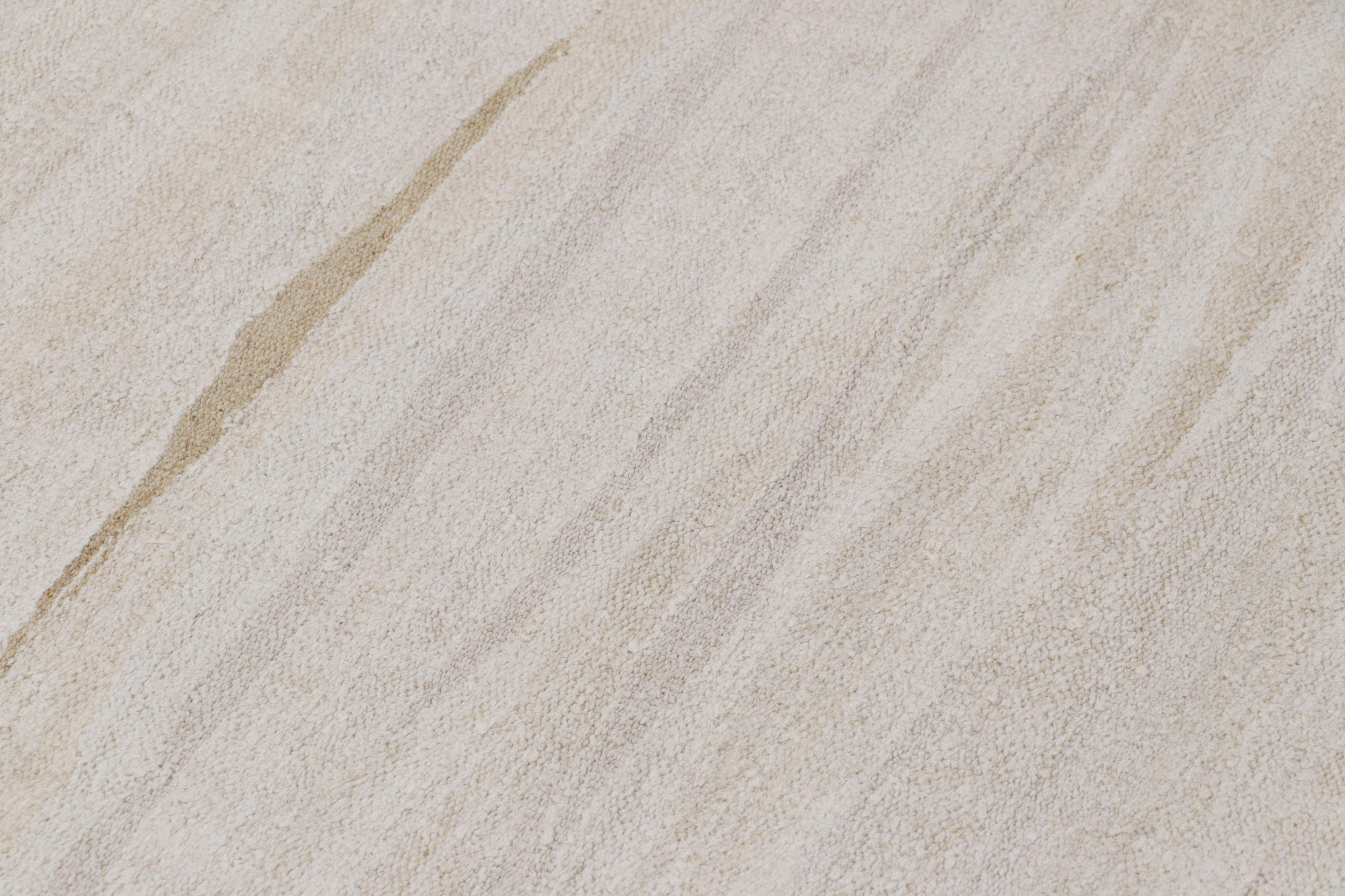 Milieu du XXe siècle Kilim vintage massif dans les tons beige, or et crème avec des rayures - Rug & Kilim en vente