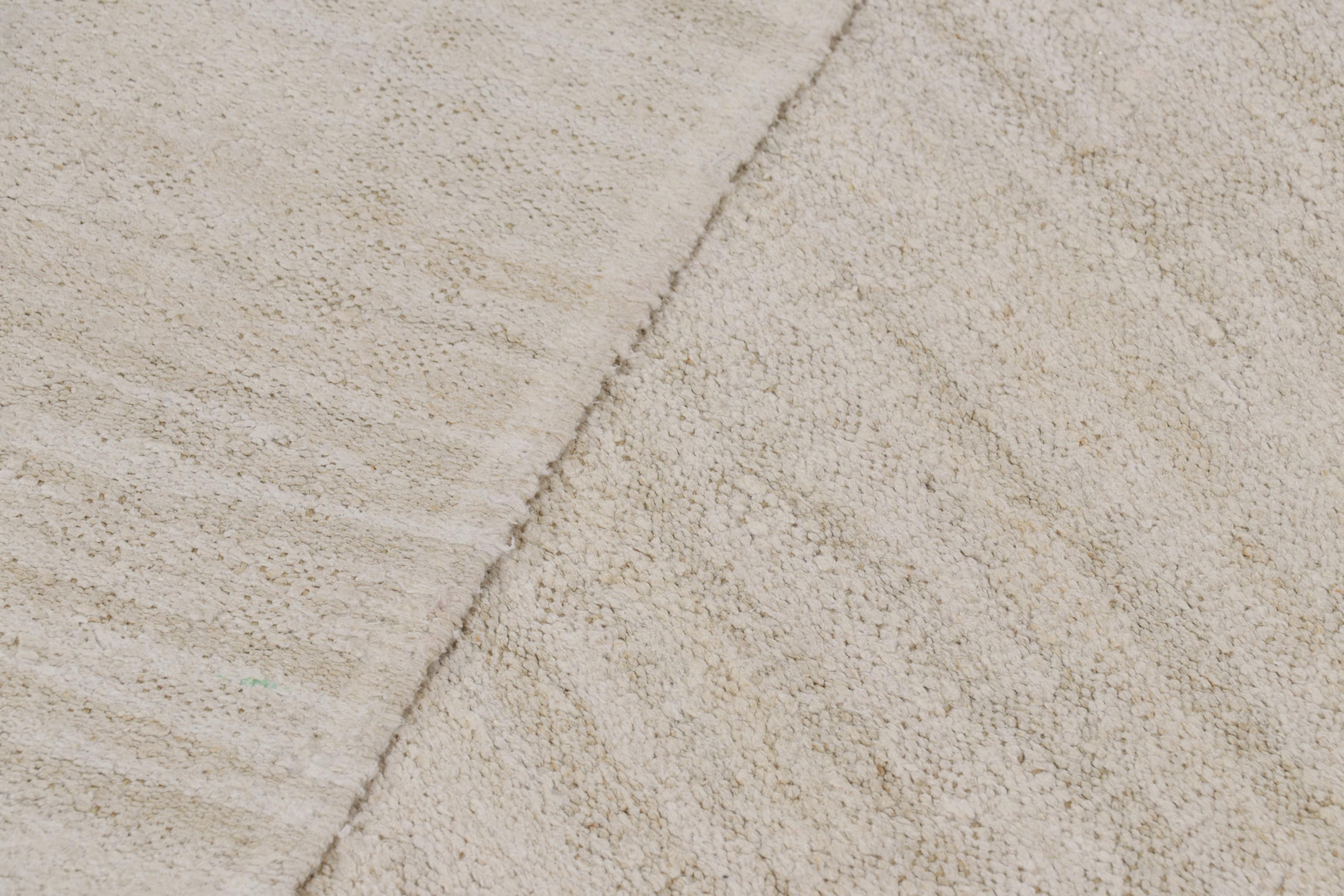 Laine Kilim vintage massif dans les tons beige, or et crème avec des rayures - Rug & Kilim en vente