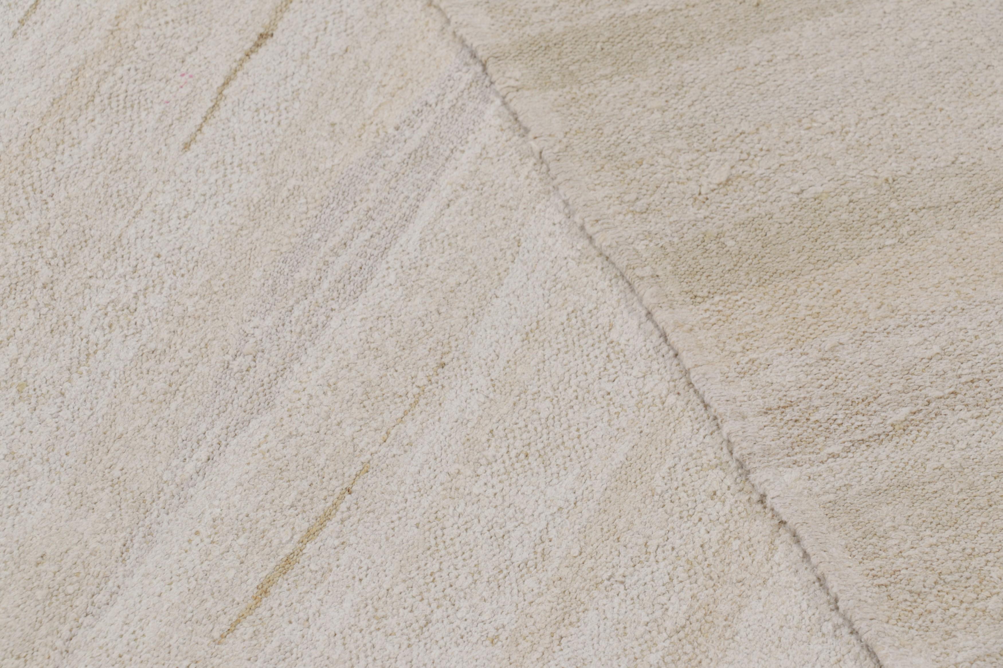 Laine Kilim vintage massif dans les tons beige, or et crème avec des rayures - Rug & Kilim en vente