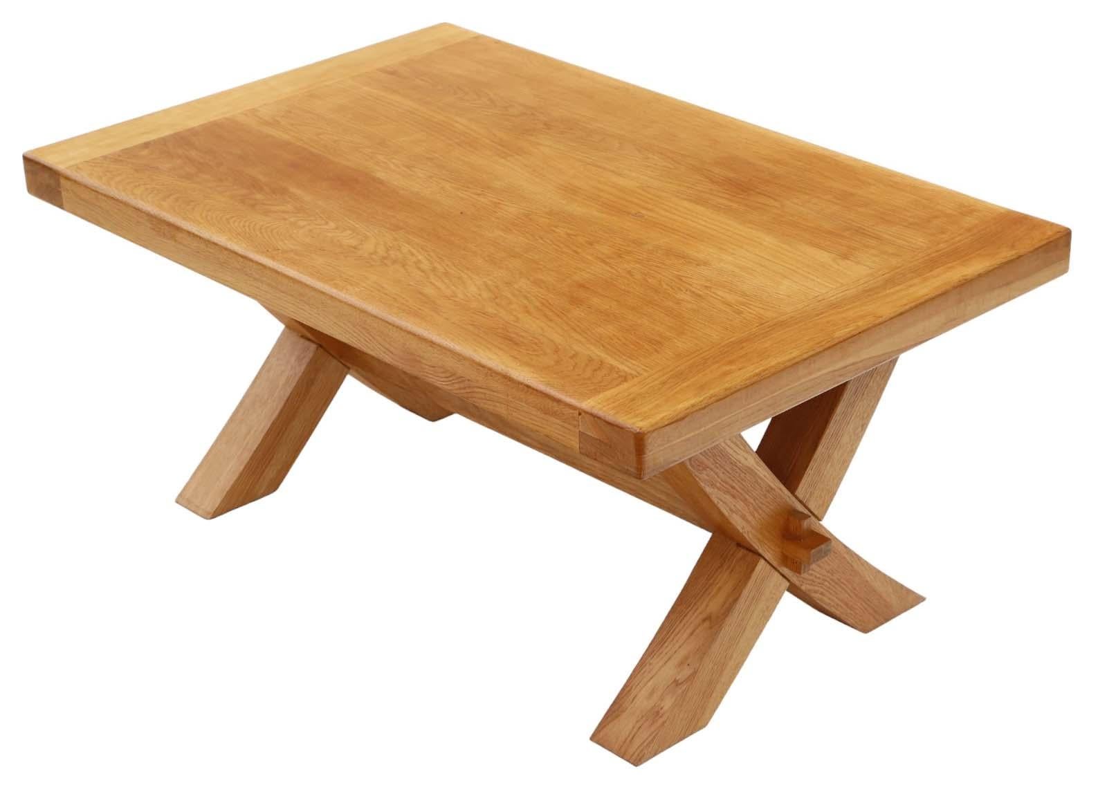 Vintage Solid Light Oak Coffee Table - Quality Occasional Side Table with X-Stretcher Base. Construit à la fin du 20e siècle.

Cette pièce bénéficie d'une construction robuste, sans joints lâches ni dégâts dus aux vers du bois, et rayonne d'un