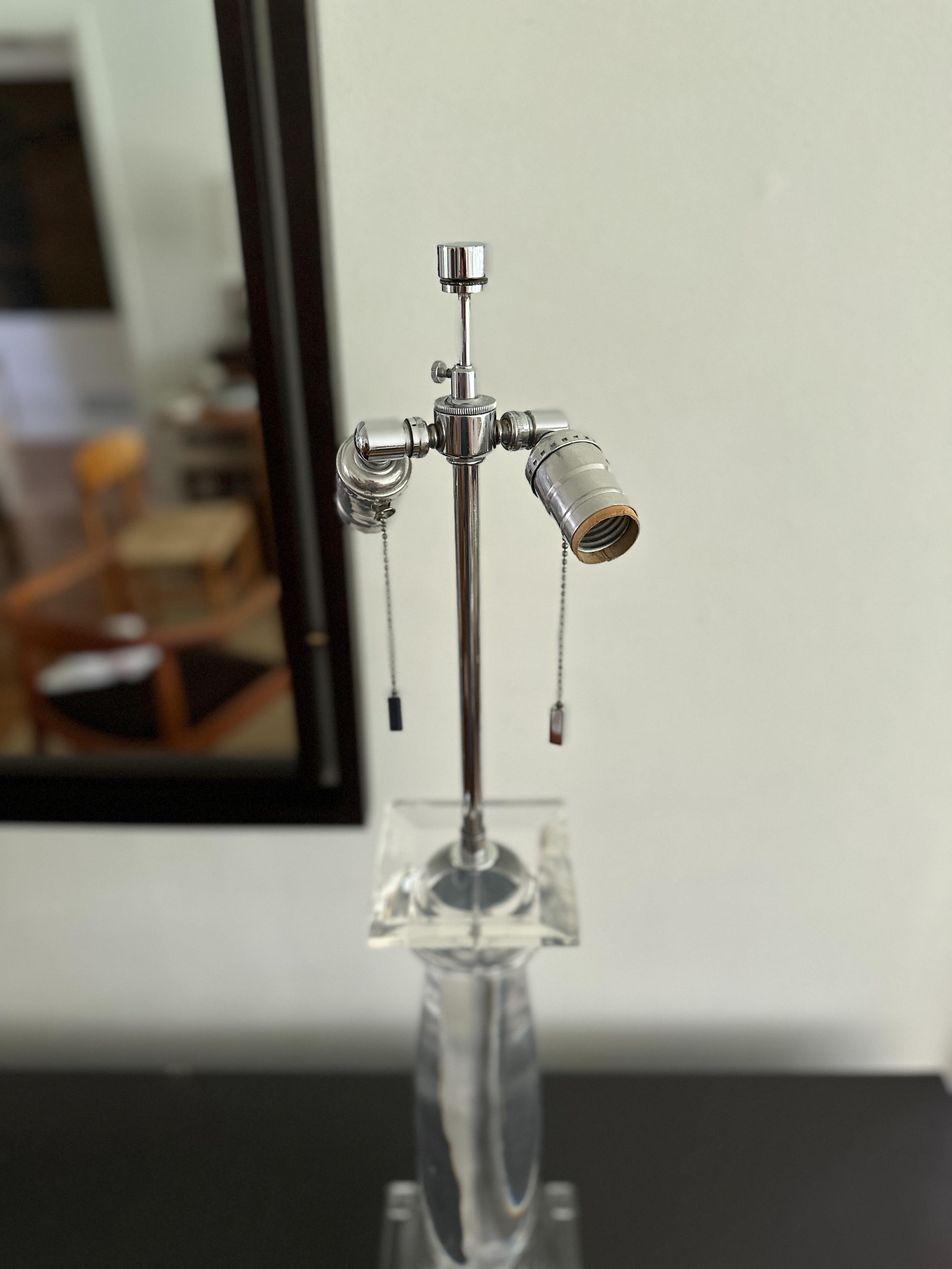 Postmoderne Lampe de table à colonne grecque vintage en lucite massive Karl Springer en vente
