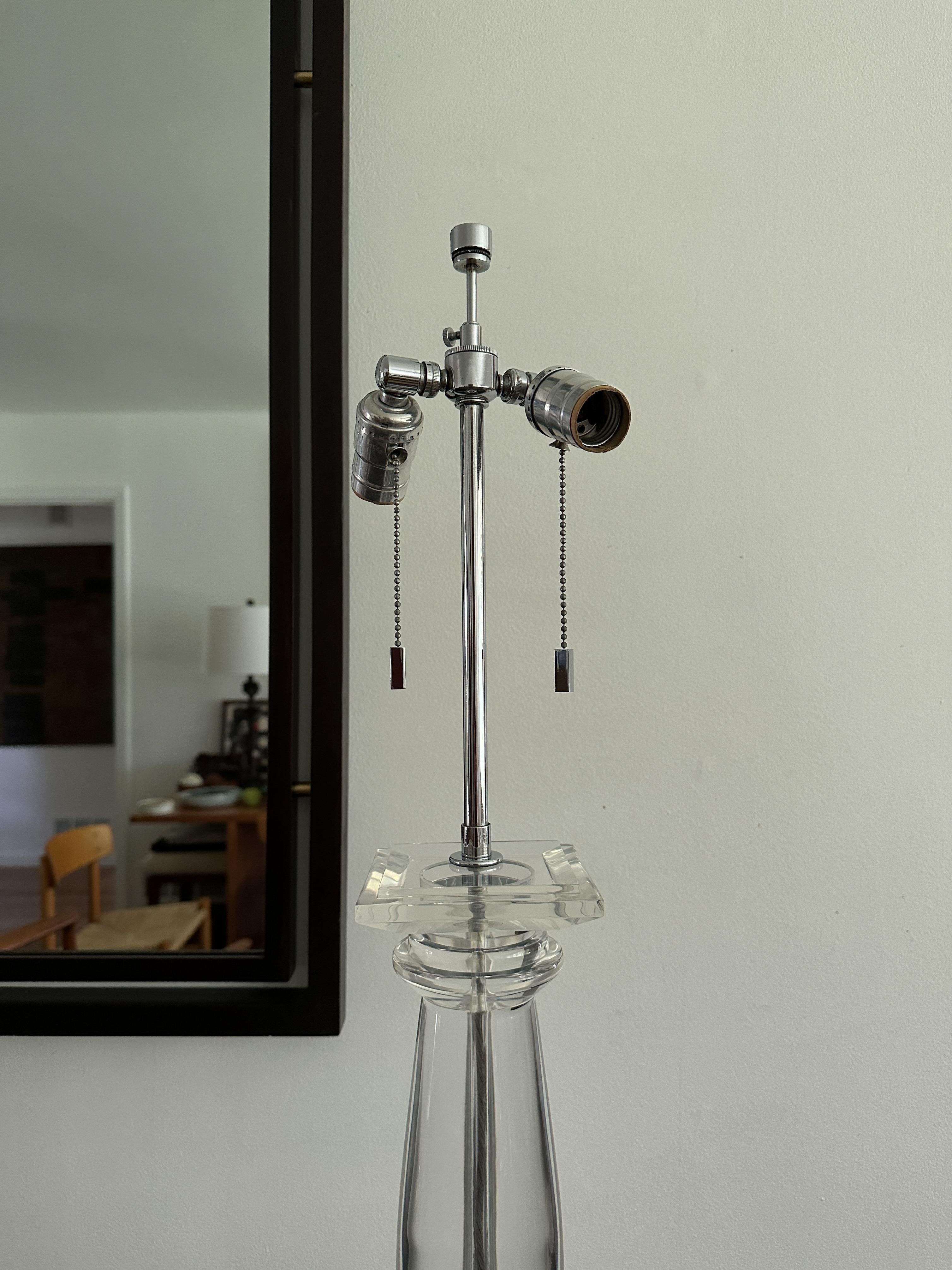 Lampe de table à colonne grecque vintage en lucite massive Karl Springer en vente 1