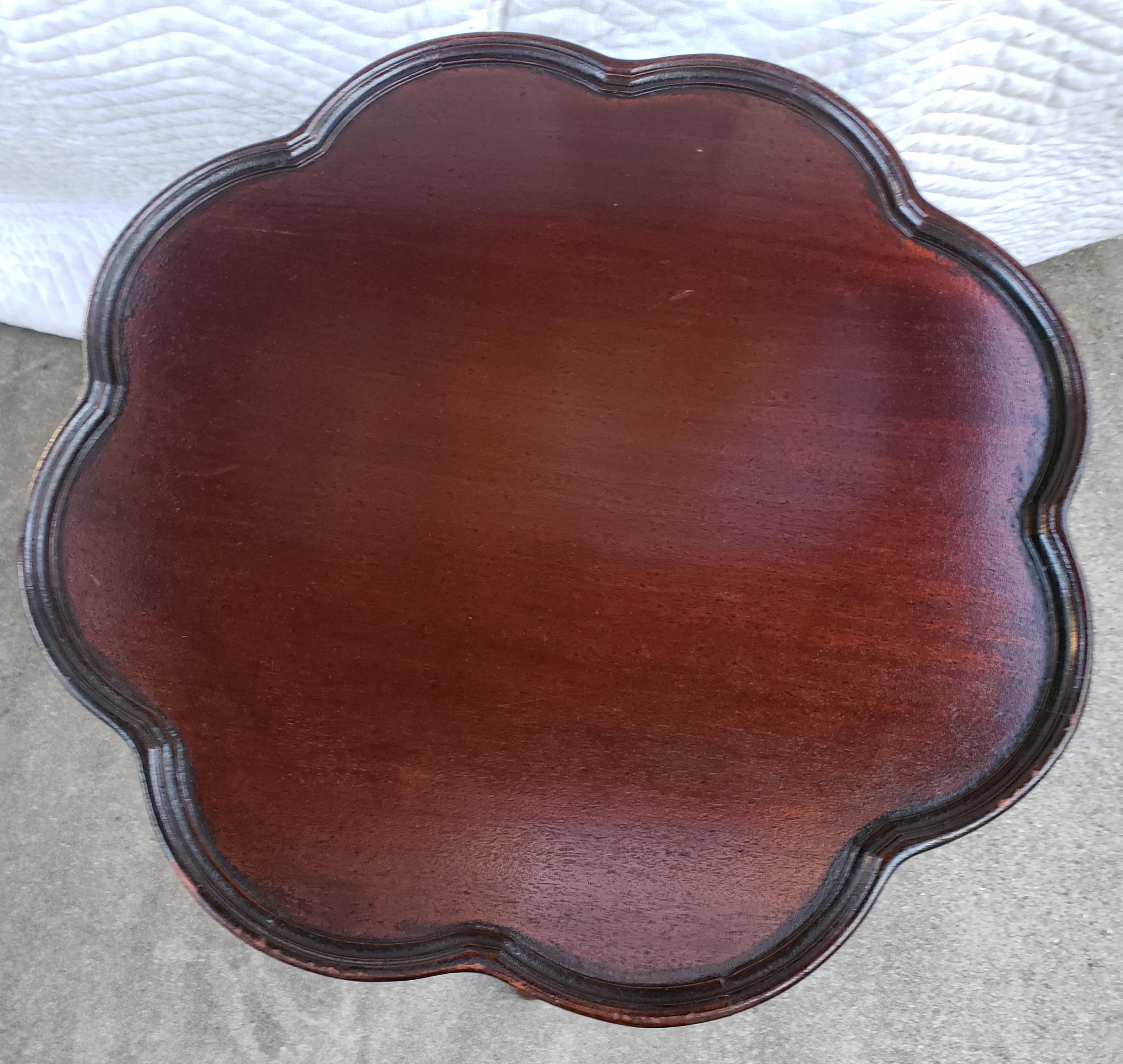 For your consideration is this Vintage Solid Mahogany Crust Pie Scallop Edge Pedestal Accent table in very good condition.
Seems to have been refinished.
Measurements: 23