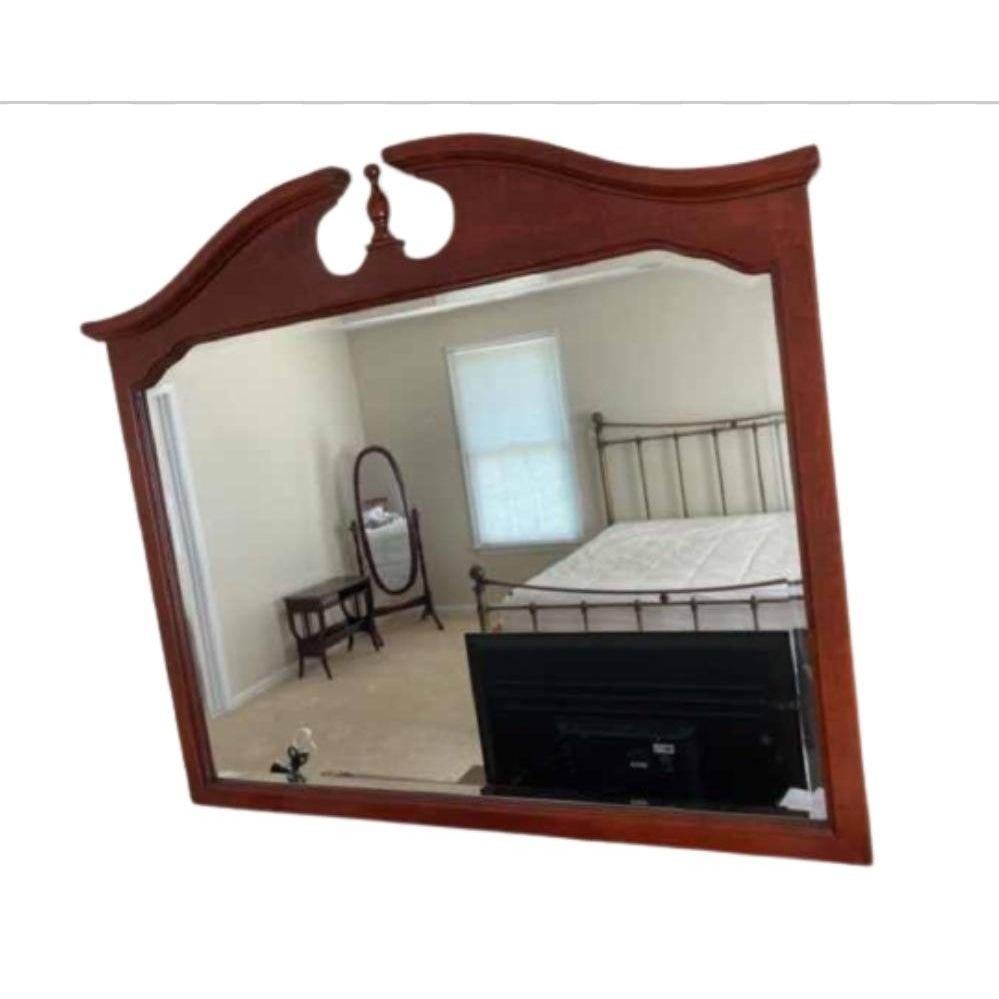 Miroir mural avec cadre en acajou massif.
Bord biseauté Miroir. Excellent état. Mesure 50 pouces de largeur par 41 pouces de hauteur.
   