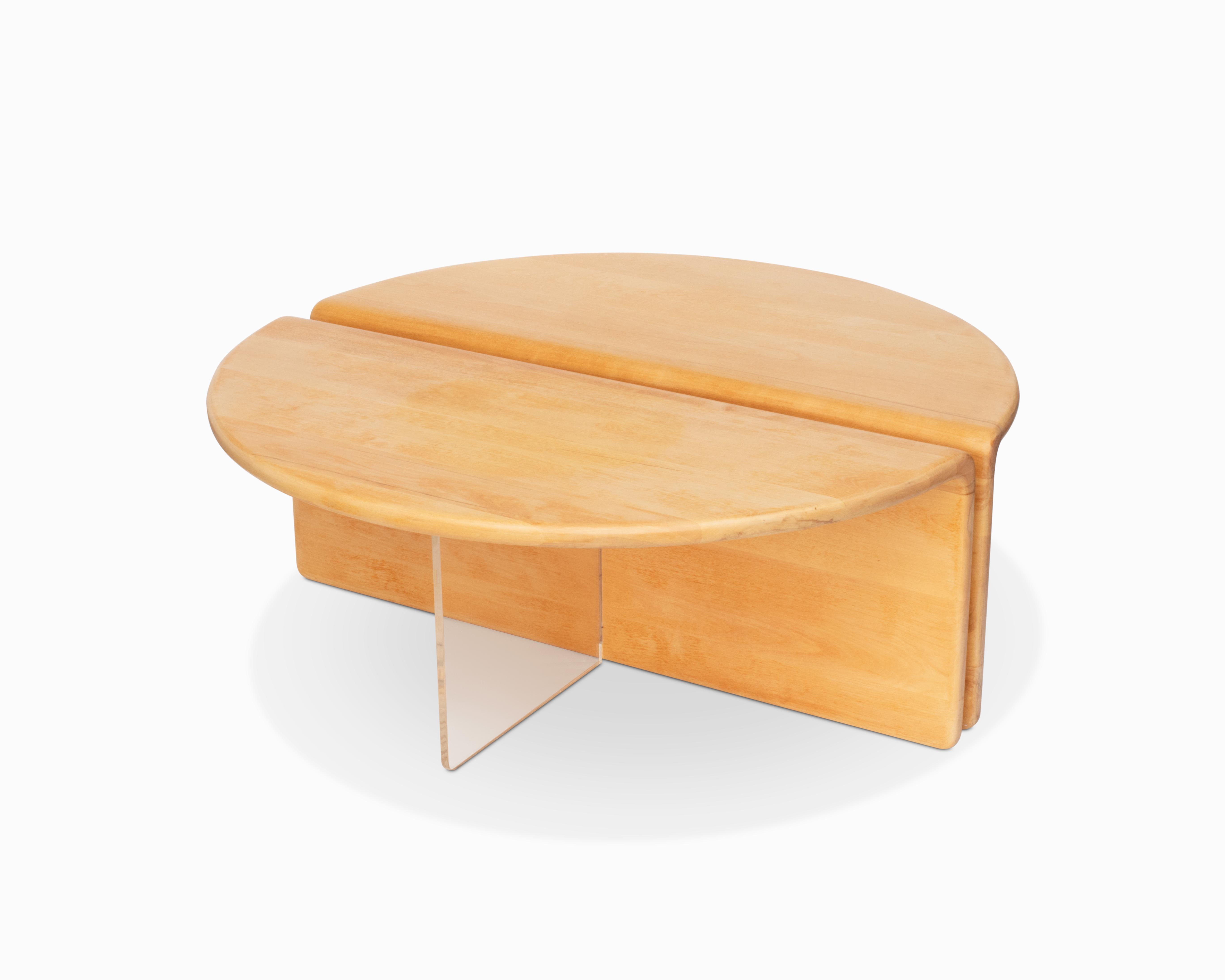 Ecco un notevole tavolino da caffè in studio realizzato dalla leggenda californiana Gerald McCabe.  Il design modulare a cascata è realizzato in acero massiccio e ha un aspetto fluttuante grazie ai grandi pannelli di supporto in lucite. I due pezzi