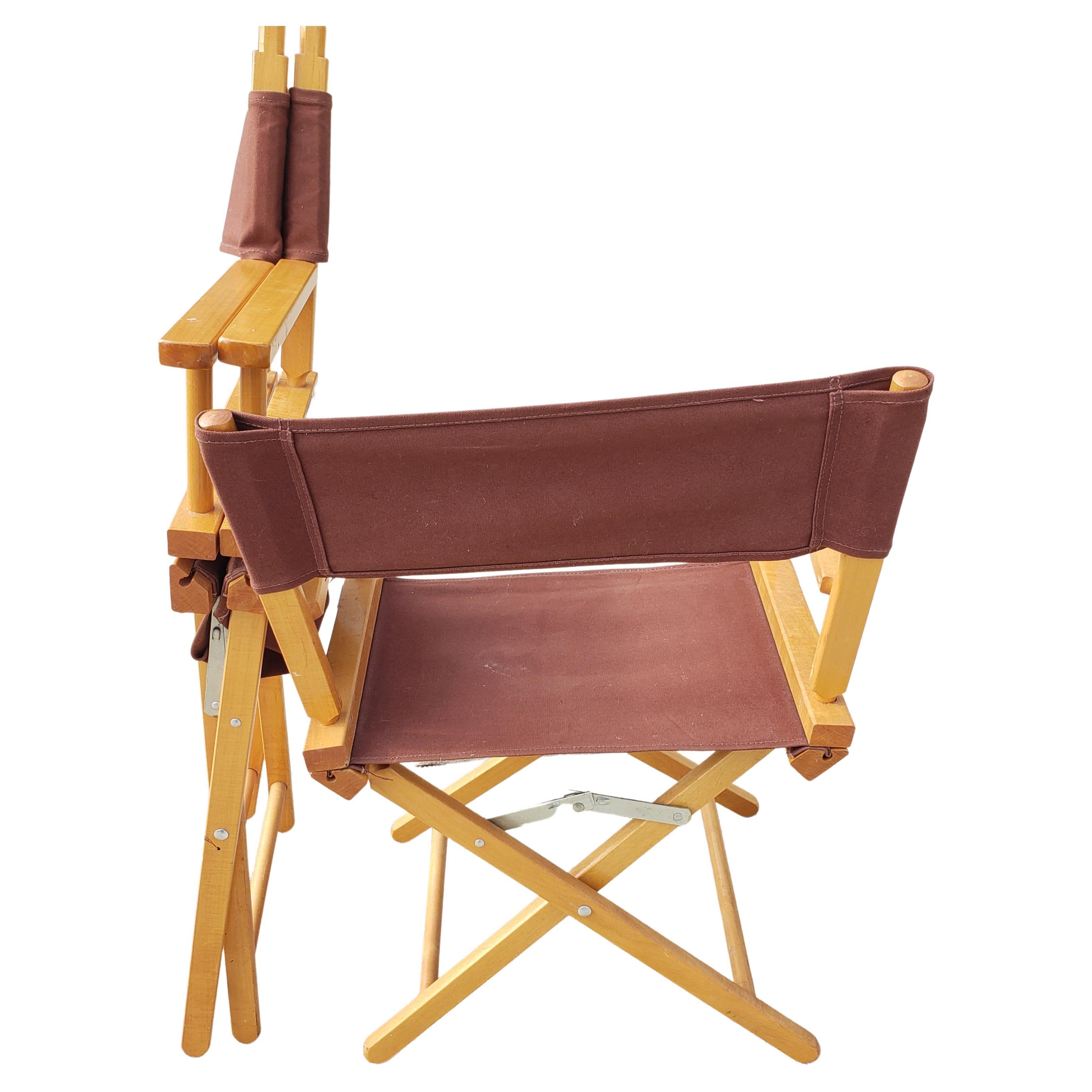 Paire de chaises de direction vintage en érable massif. Revêtement en toile marron. Excellent état.
Les mesures sont 23 