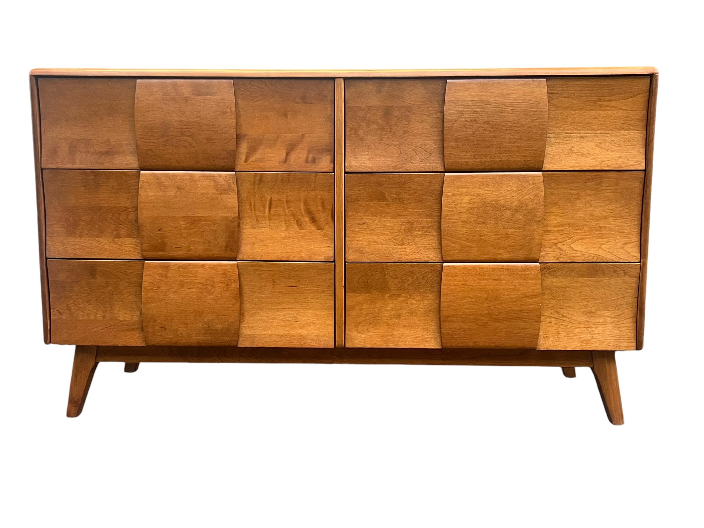 Vintage Heywood Wakefield Sculptura six Drawers Mid-Century Modern dresser. Insides of Drawers are Clean and in great condition with Heywood Wakefield Signature Stamp Inside Drawer. The Kohinoor Sculptura Chest was Item M142 in the Heywood Wakefield
