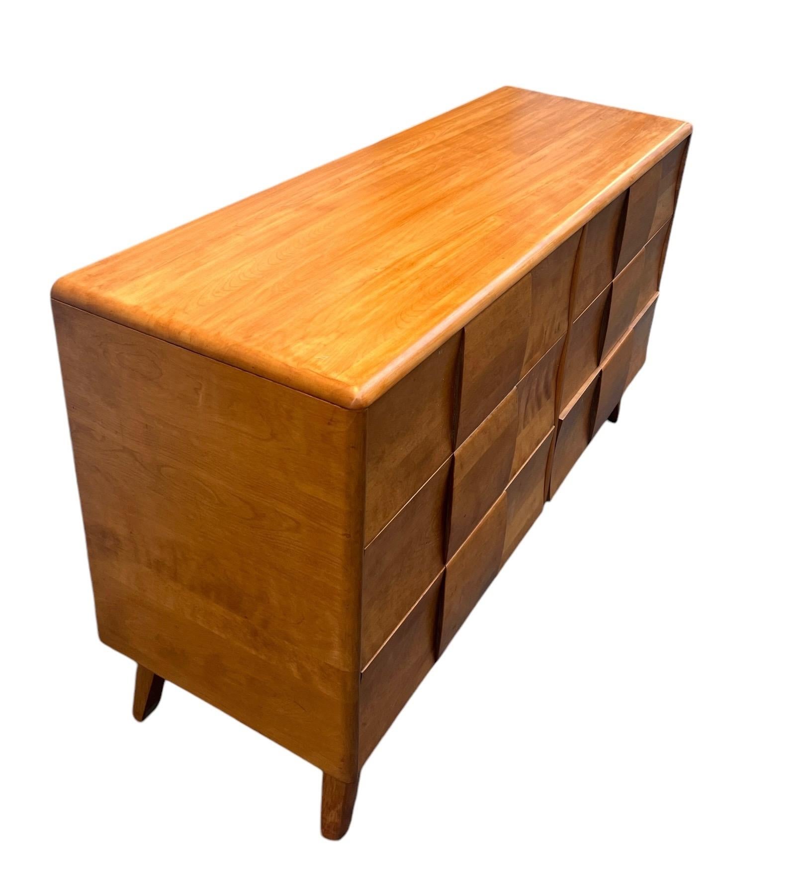 Vintage Solid Maple Mid Century Modern Heywood Wakefield 6 Drawer Dresser In Good Condition For Sale In Seattle, WA