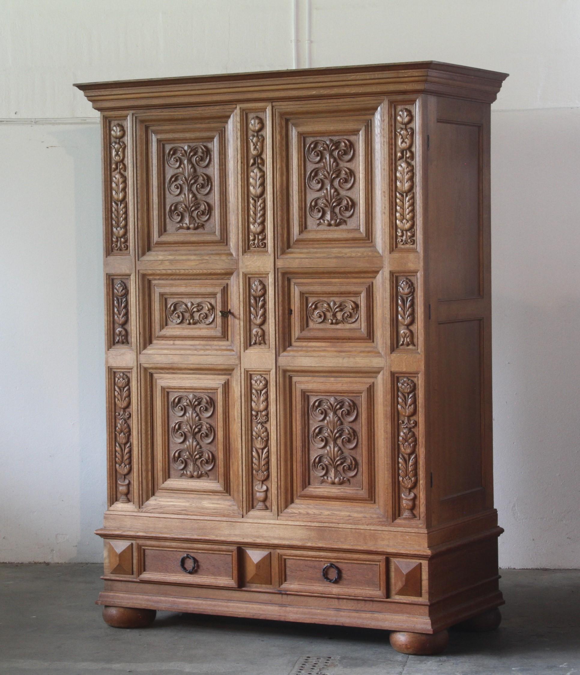 Cette pièce étonnante présente des motifs complexes sculptés à la main sur ses panneaux avant, dans le style des armoires en chêne anglaises de l'époque victorienne. Il convient parfaitement à un intérieur douillet de style campagnard, mais il peut