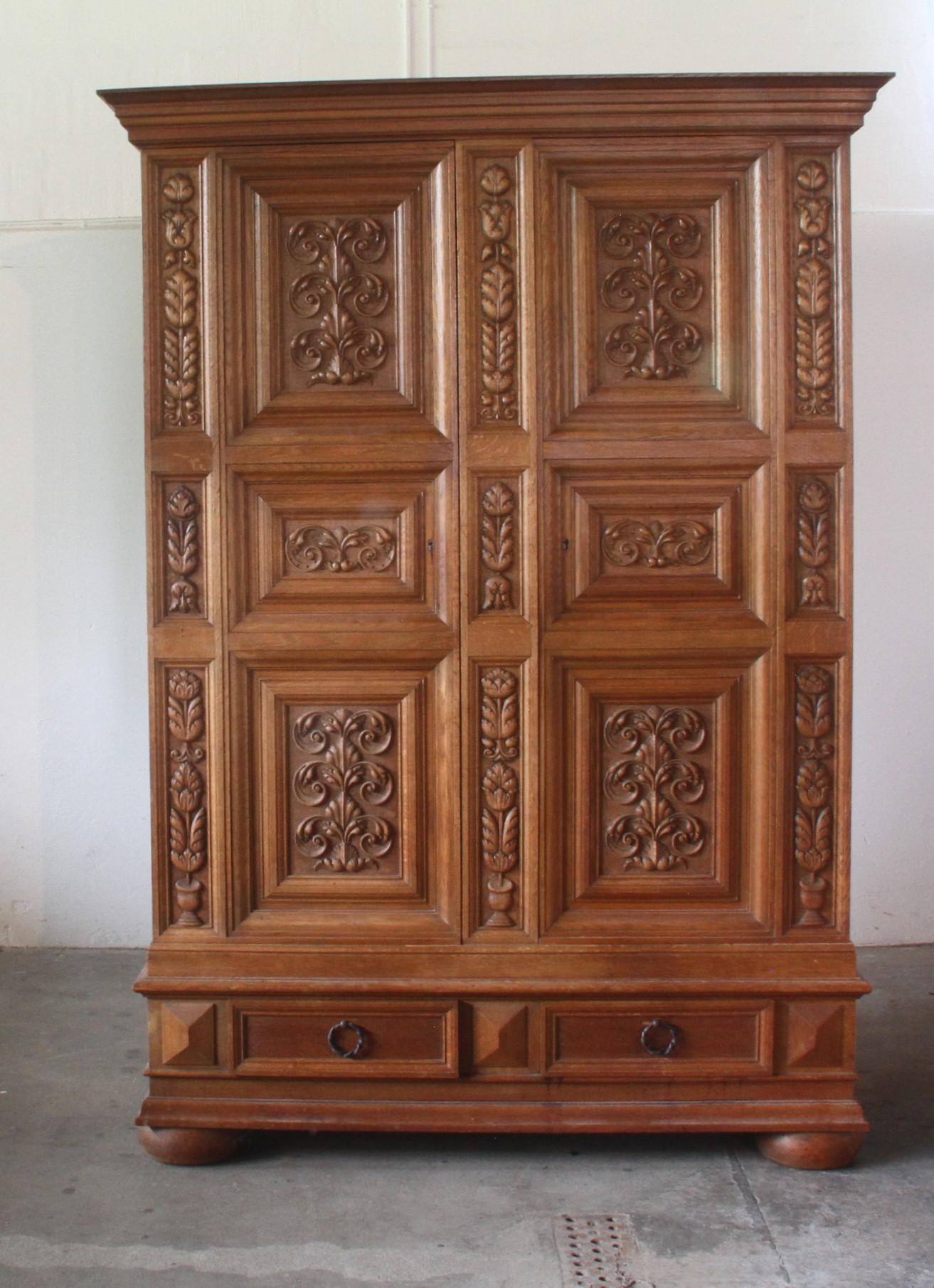 Début de l'époque victorienne Vieille armoire brutaliste danoise en chêne massif en vente