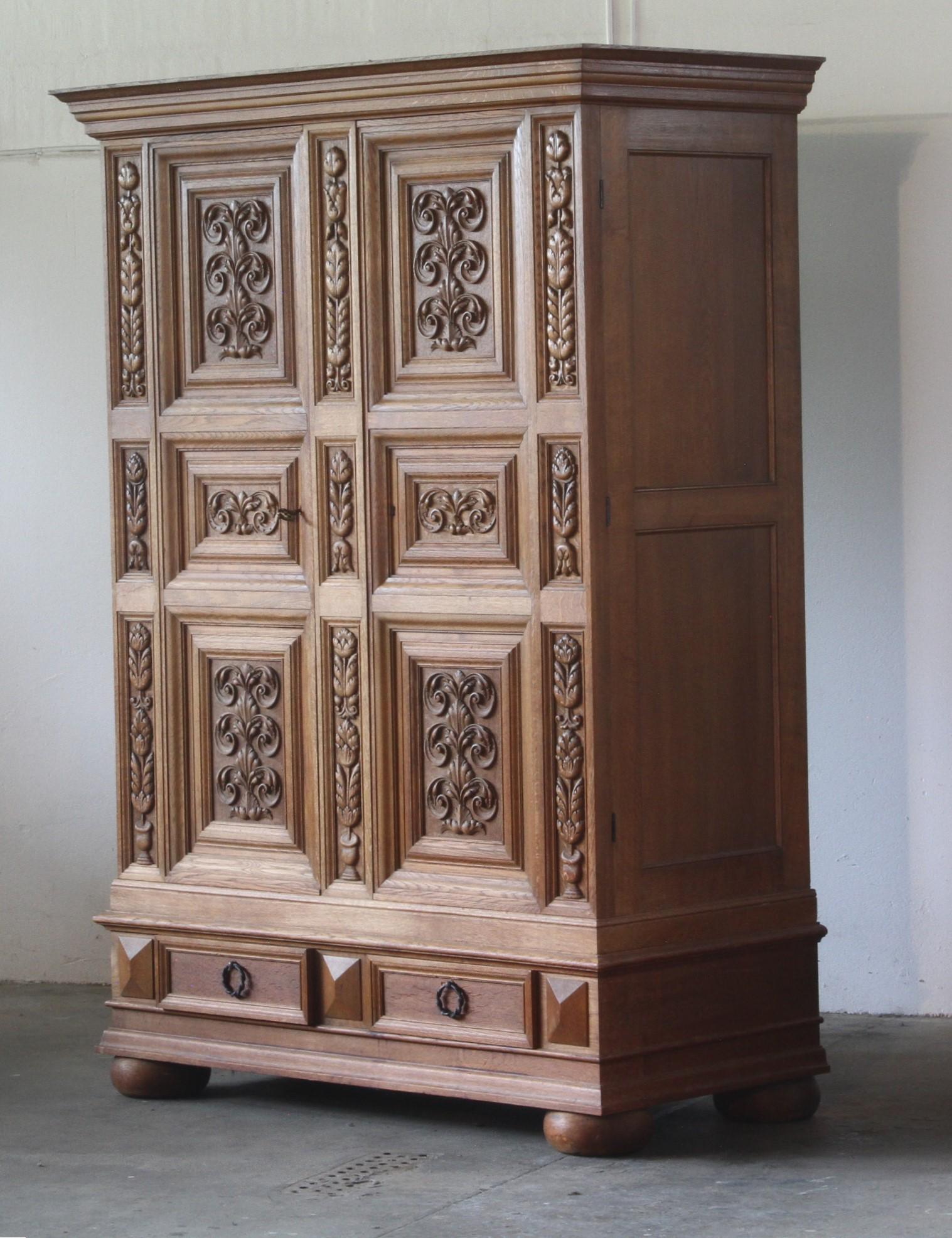 Chêne Vieille armoire brutaliste danoise en chêne massif en vente