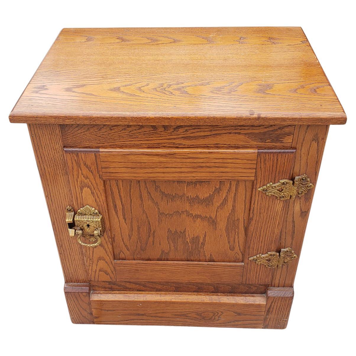 Vintage Solid Oak Ice Box Storage Side Table with Brass Hardware In Good Condition For Sale In Germantown, MD
