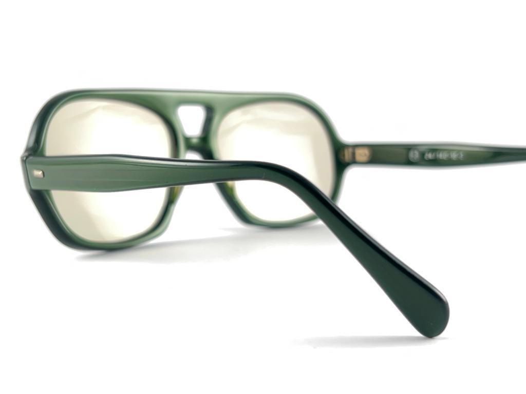 Vintage Solid Photo Matic Olive Green Frame Light Lens 70'S Sunglasses For Sale 5