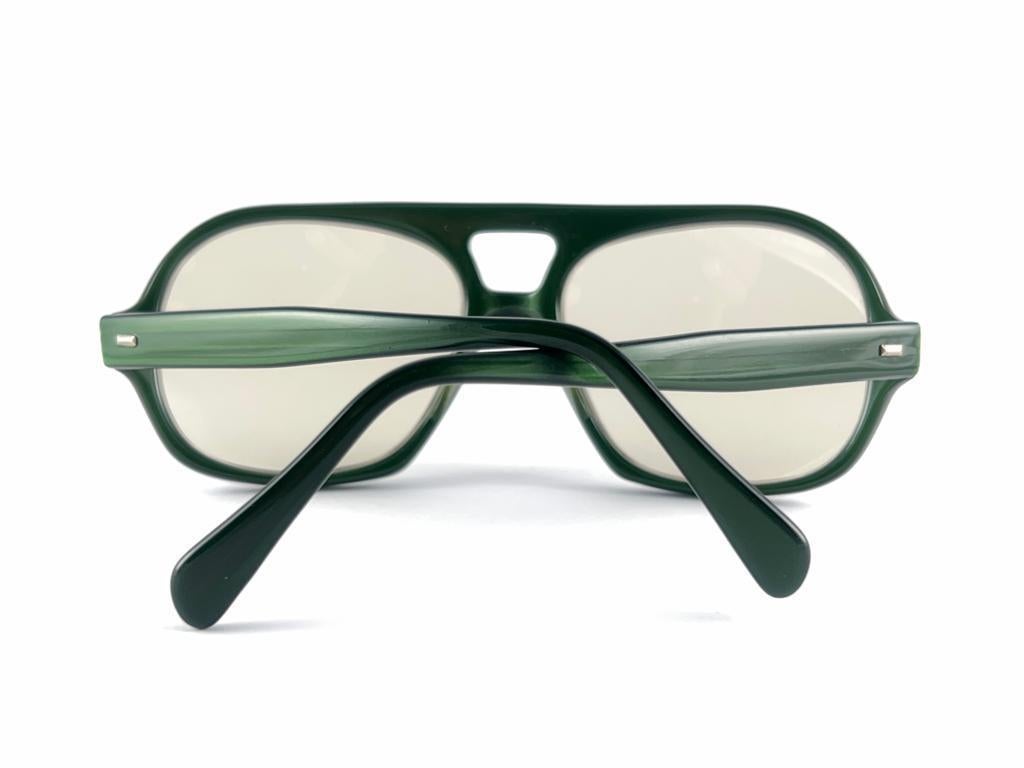 Vintage Solid Photo Matic Olive Green Frame Light Lens 70'S Sunglasses For Sale 6