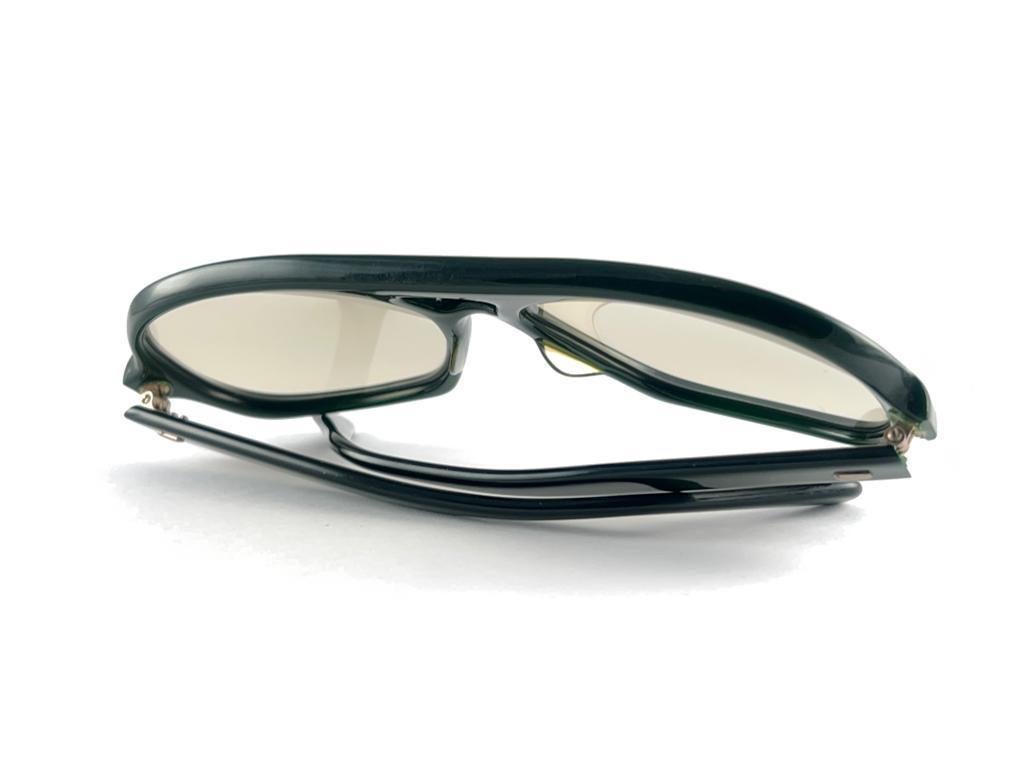 Vintage Solid Photo Matic Olive Green Frame Light Lens 70'S Sunglasses For Sale 7