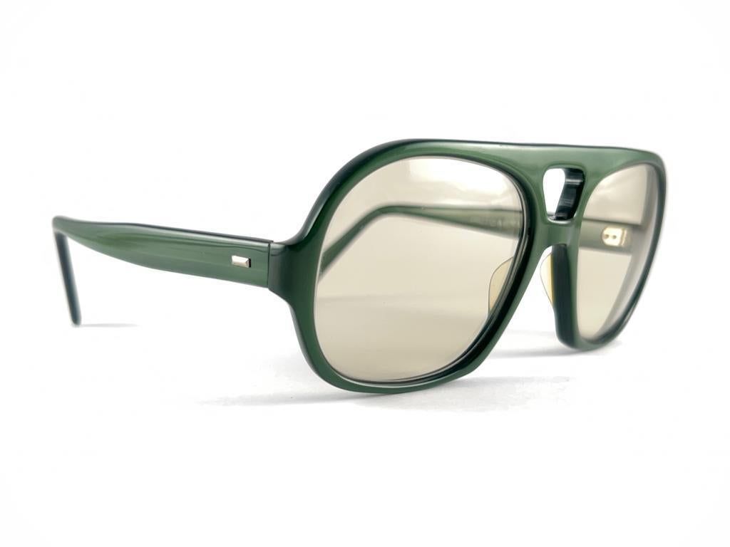 Beige Vintage Solid Photo Matic Olive Green Frame Light Lens 70'S Sunglasses For Sale